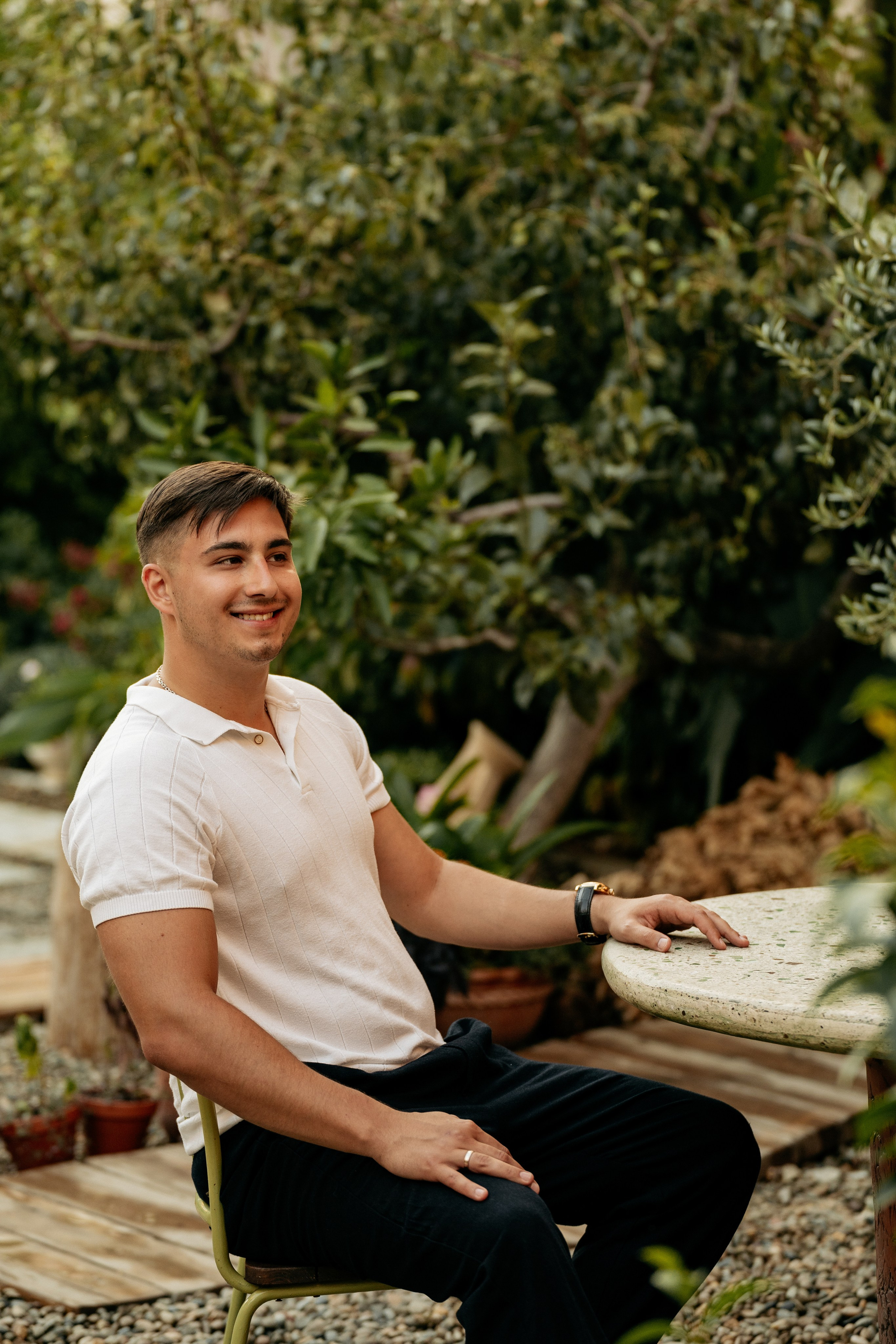  Отражение влюбленных в садовом зеркале или водоеме. Креативный подход к съемке в Геленджике.