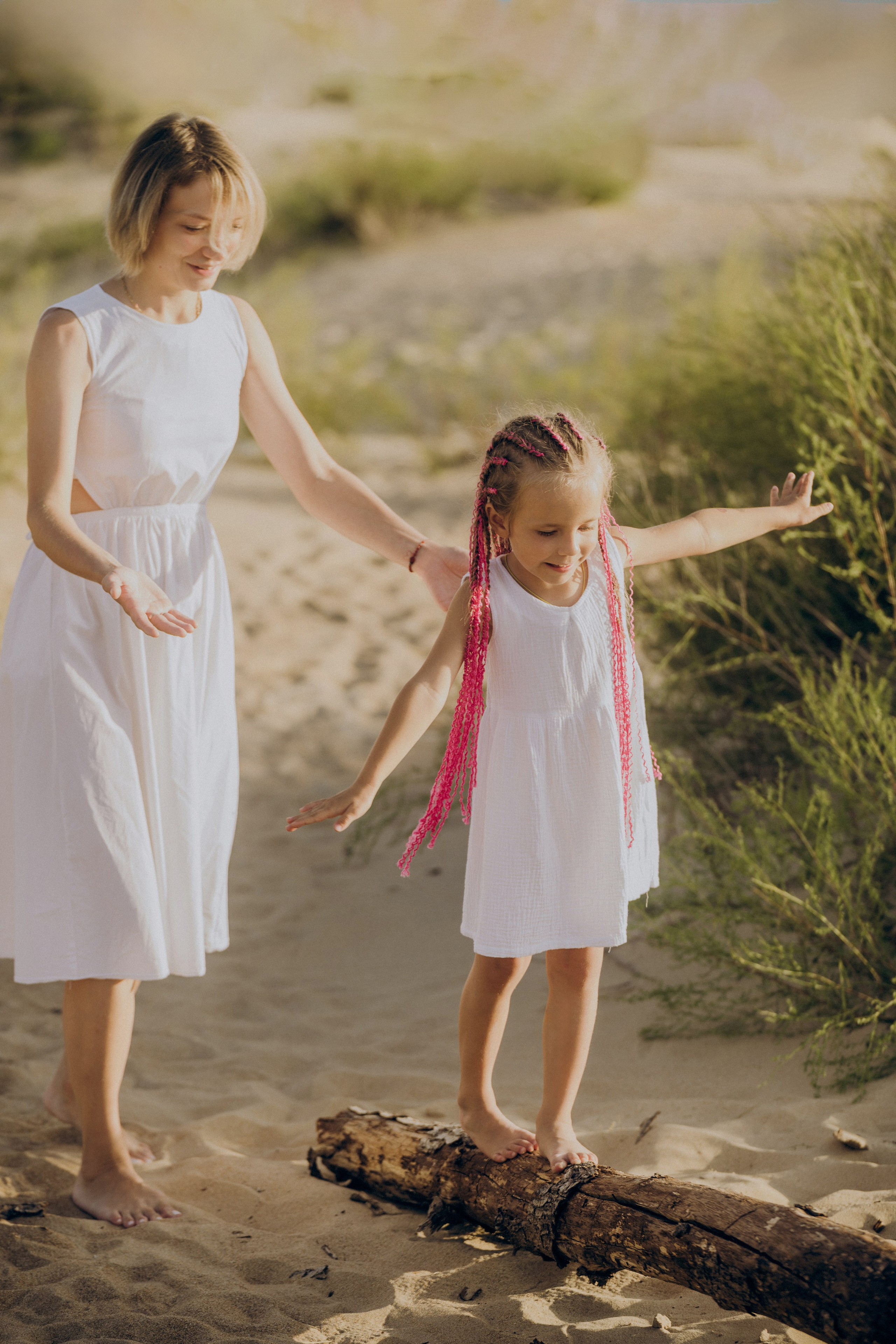 Фотограф Голубицкая создала сказочный кадр: мама и дочь в одинаковых платьях бегут по волнам  