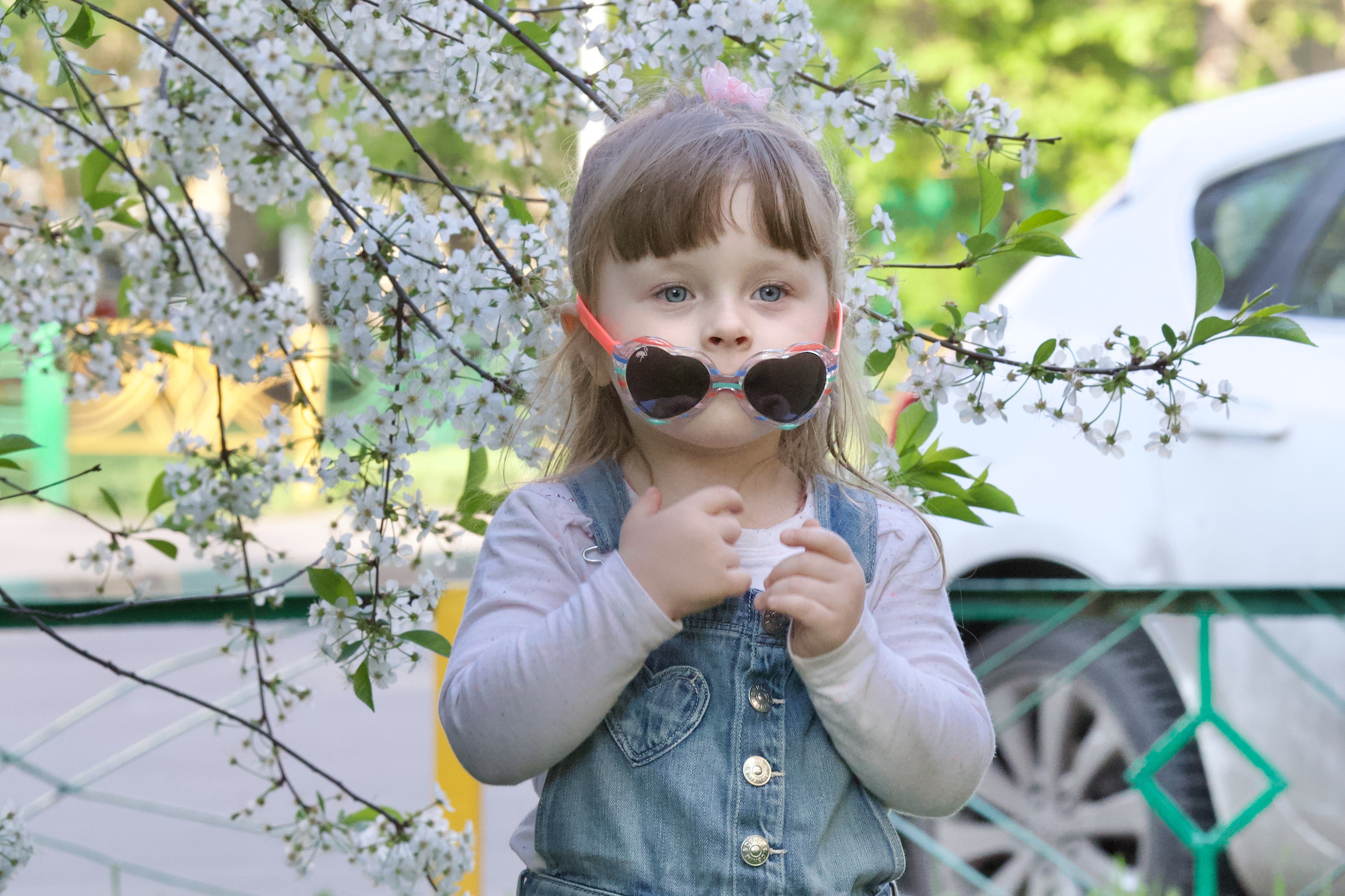 Фотосессия близняшек весной. Школьные выпускные альбомы в Москве Марина Николаева