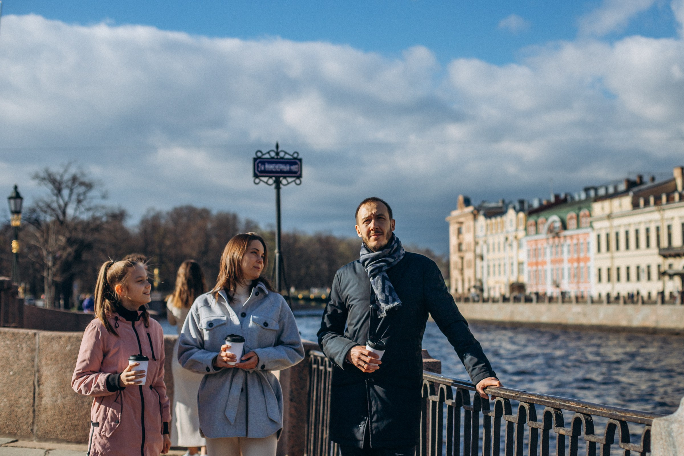 Аделина с семьей в мае. Фотопрогулка в Петербурге. Индивидуальный и семейный фотограф в Санкт-Петербурге