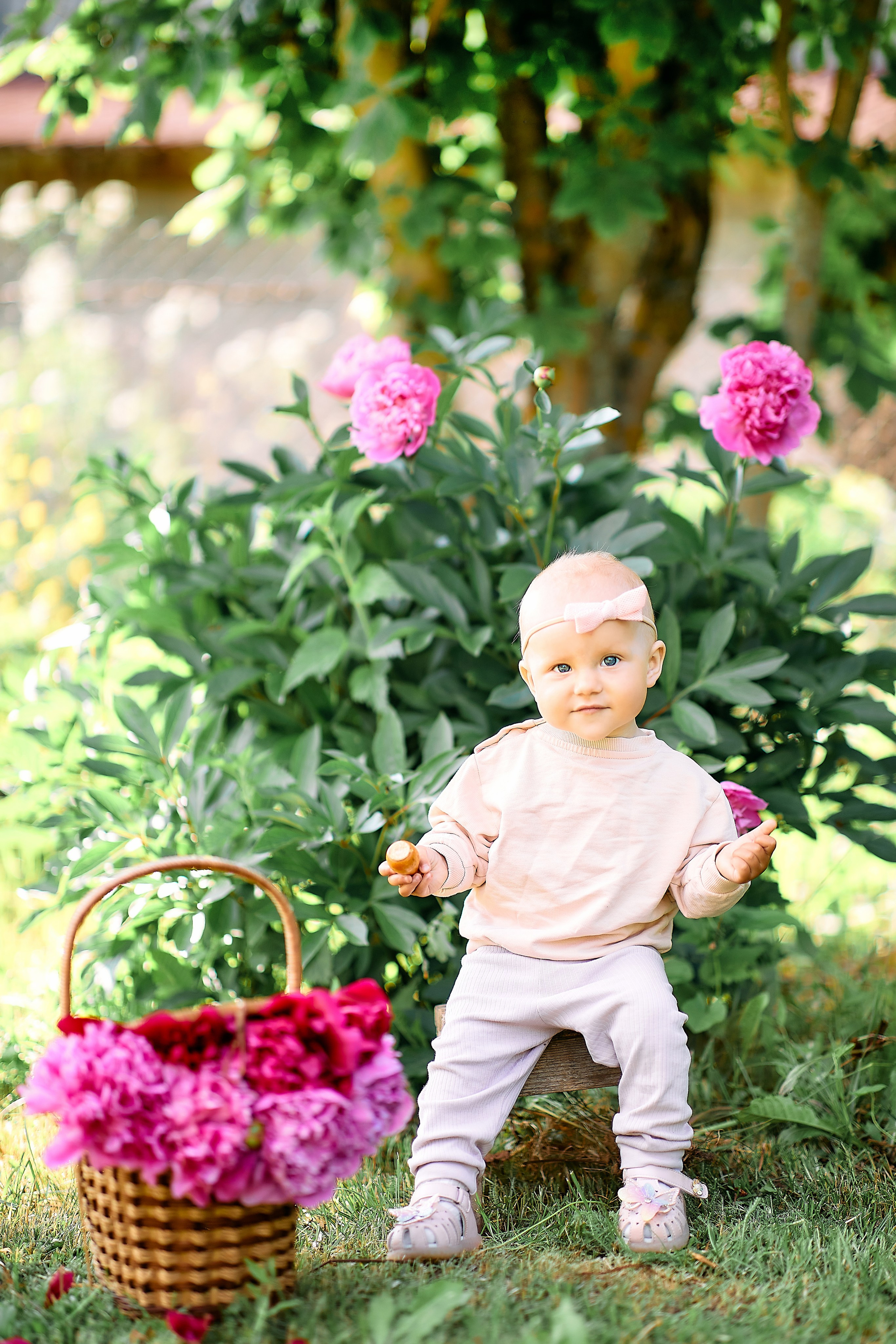 Сонечка на даче в пионах. Семейный и детский фотограф в Ярославле Юлия Галашина