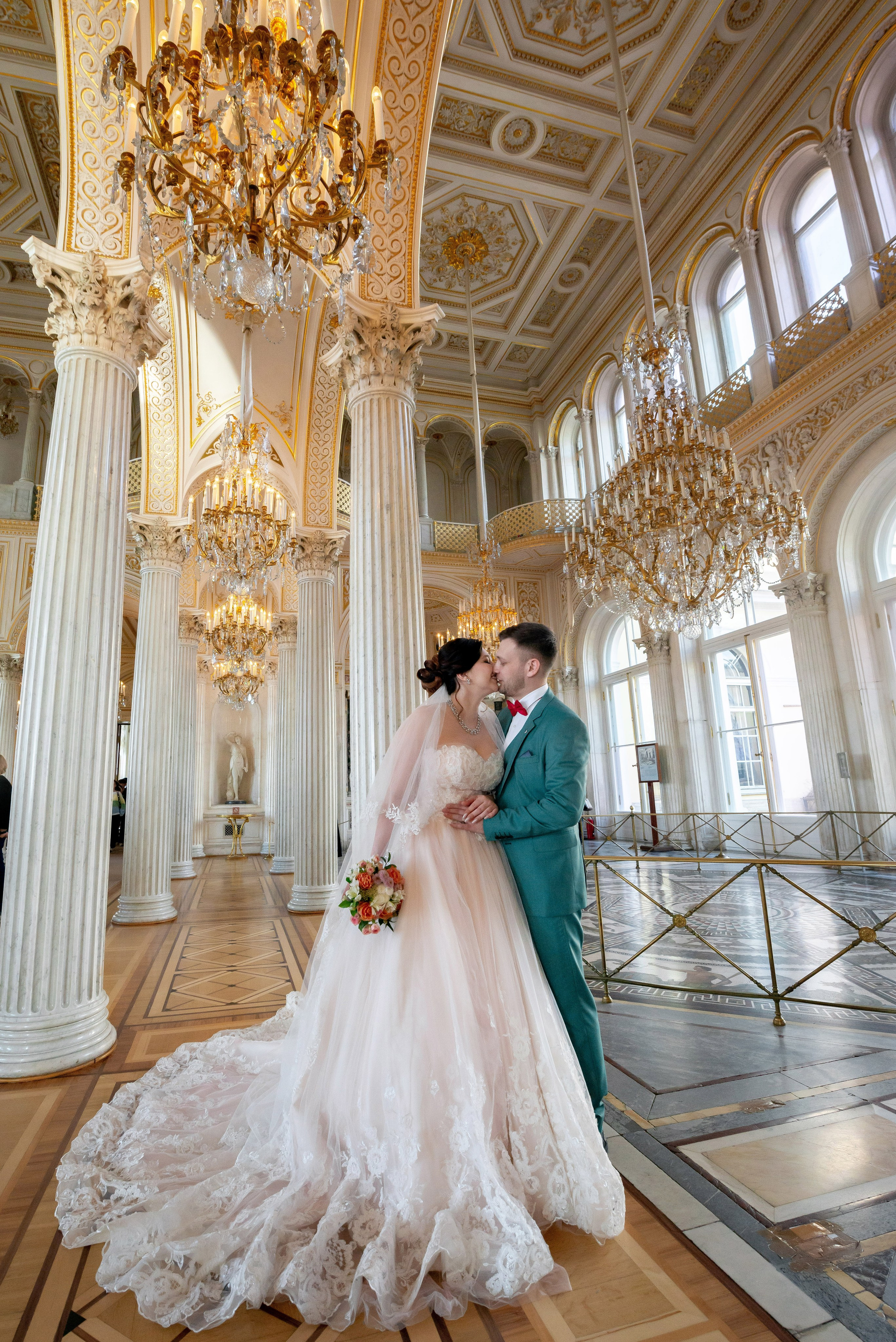 Самая красивая свадебная фотосессия в Эрмитаже. Лучшие свадебные фотографии в Эрмитажа. Портретный, семейный и свадебный фотограф в Санкт-Петербурге и в Пушкине Ширяев Денис