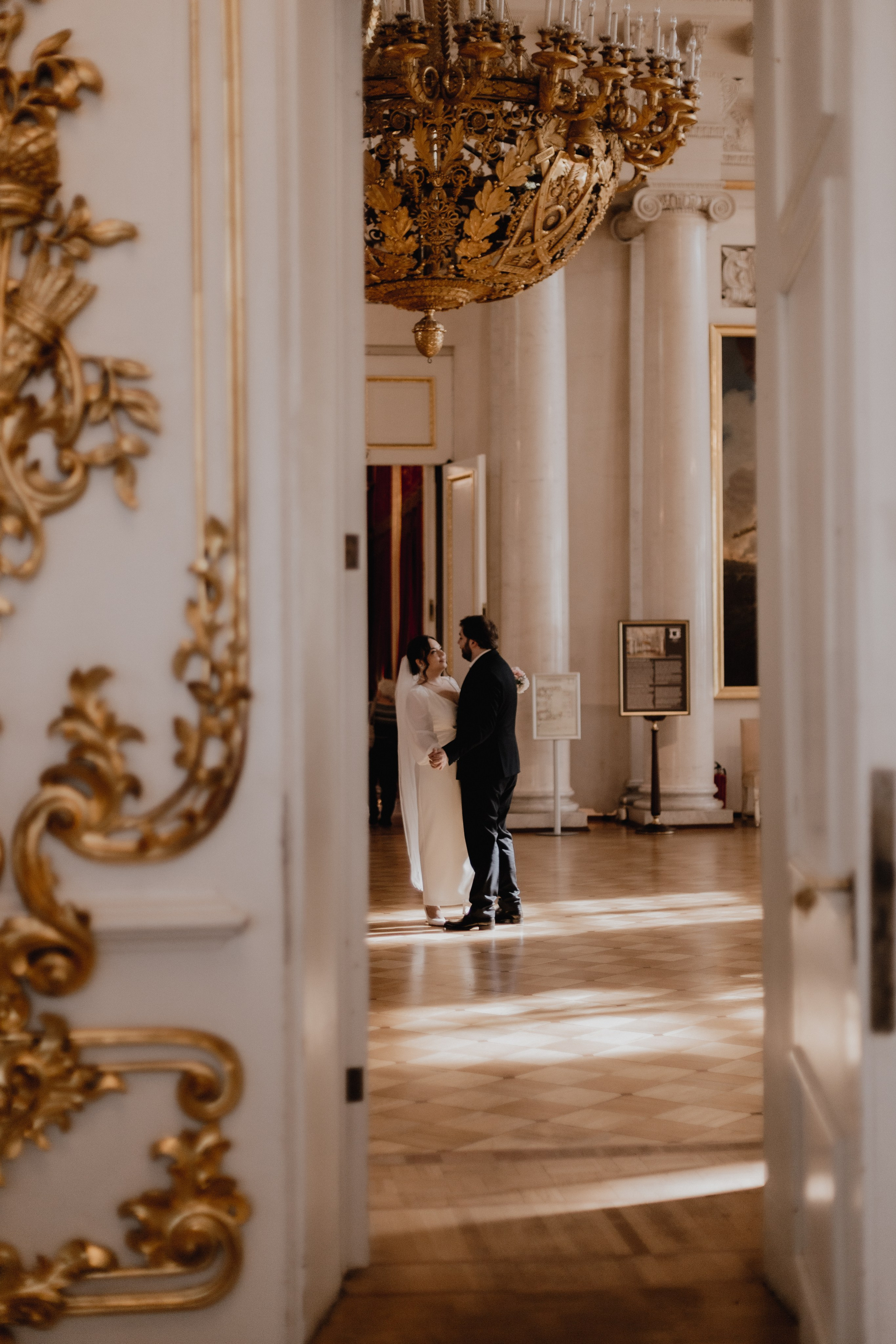 свадебный фотограф свадьба ретро вайб камерная свадьба в питере любить петроградская атмосферные снимки свадьба в санкт-петербурге только вдвоем свадебная фотография  свадебная съёмка в эрмитаж любовь и искусство фотограф никитенко анастасия artsnastas 