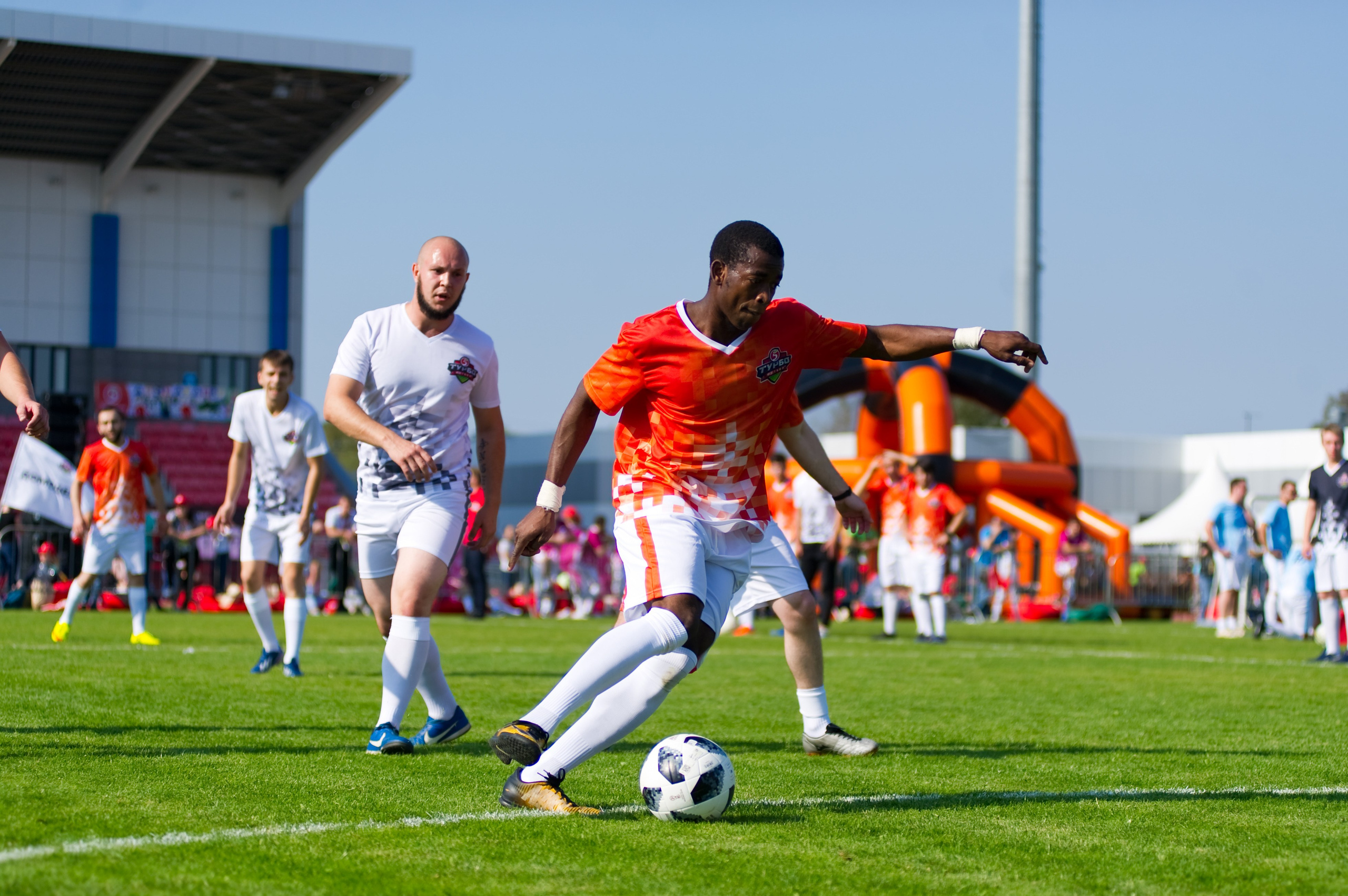 Турбофутбол (корпоративное соревнование «Пятерочки»). Репортажный фотограф и видеограф Слава Думчев. Тимбилдинги, отчетники, корпоративы