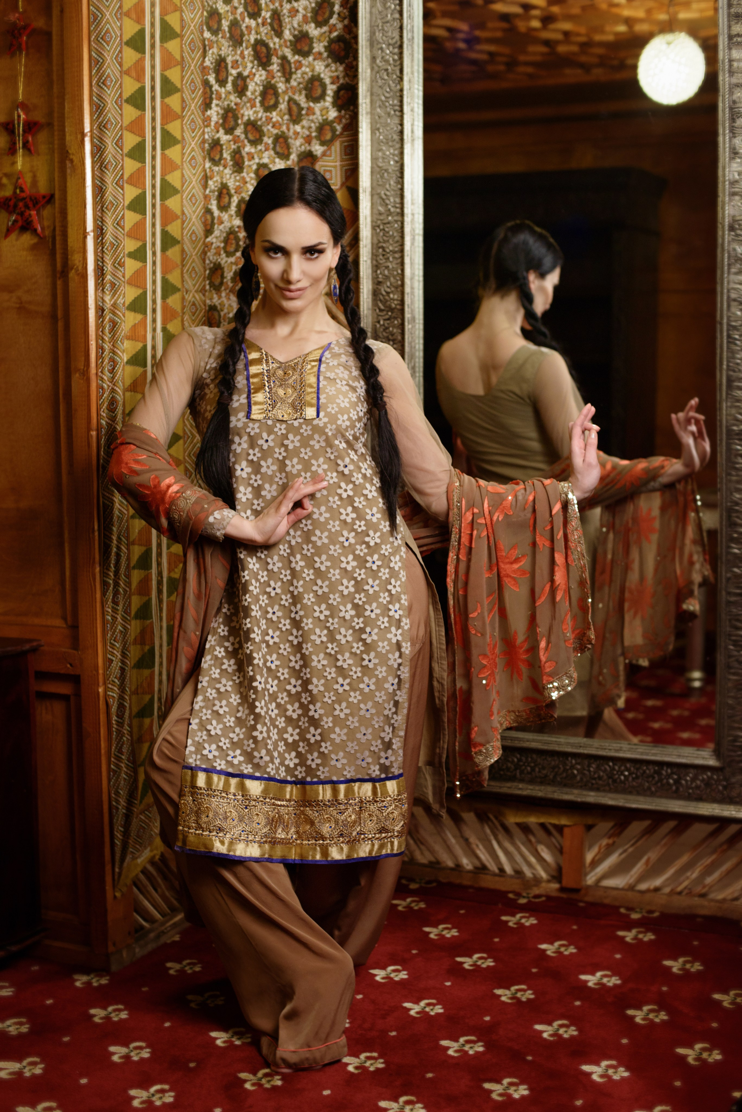 Национальная фотосессия девушки в индийском костюме. Фотограф Елена Вакуленчик