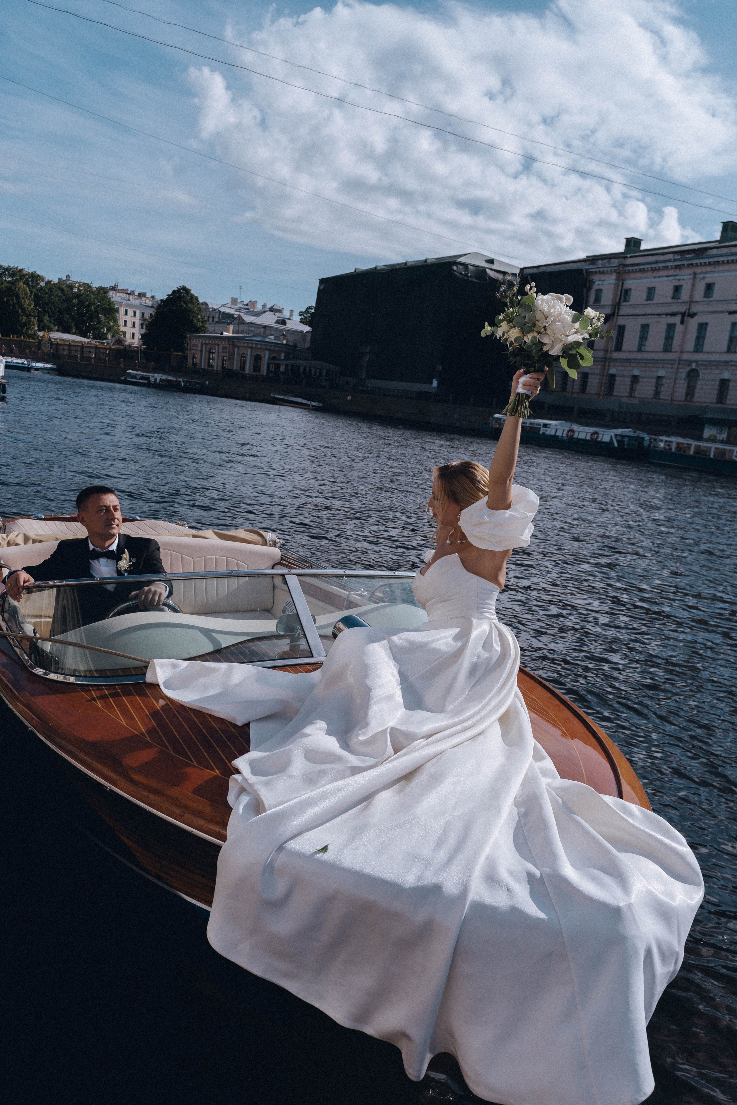СВАДЕНБНАЯ СЬЕМКА НА КАТЕРЕ ПО КАНАЛАМ САНКТ-ПЕТЕРБУРГА И В АКВАТОРИИ НЕВЫ. Профессиональный фотограф, Санкт-Петербург — Виктория Богомолова