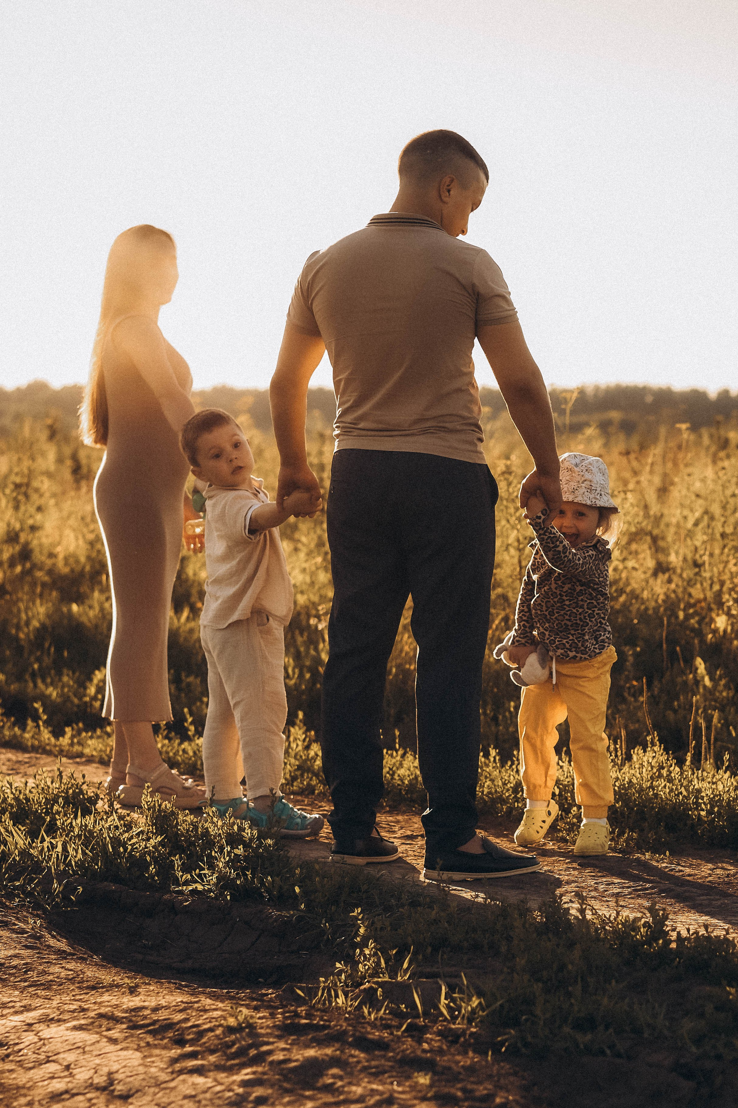 Семейная сьемка в поле на закате. Фотограф Екатеринбург Кокшарова Александра