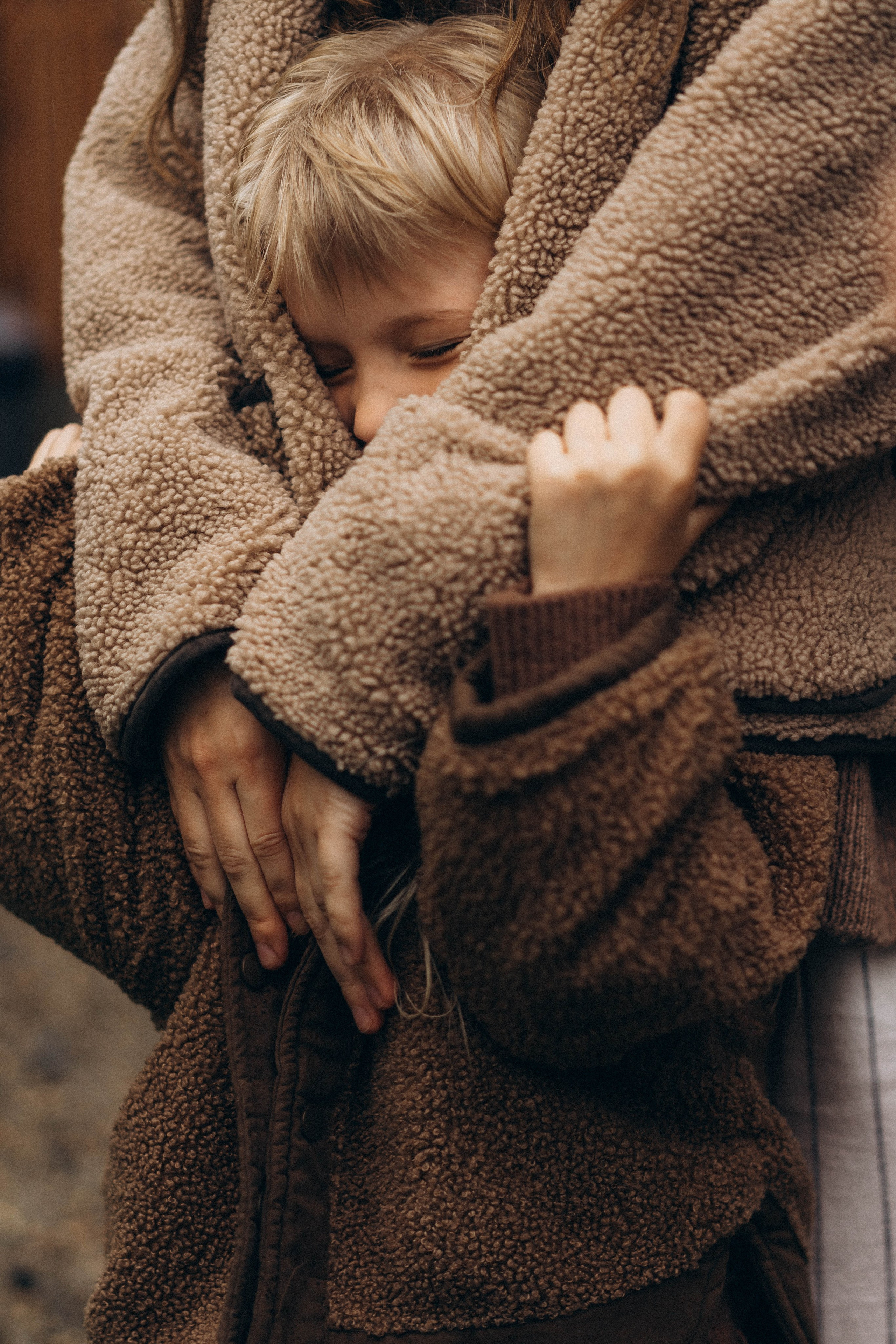 Фотосессия у дома во дворе мама и дочка. Фотограф Екатеринбург Кокшарова Александра