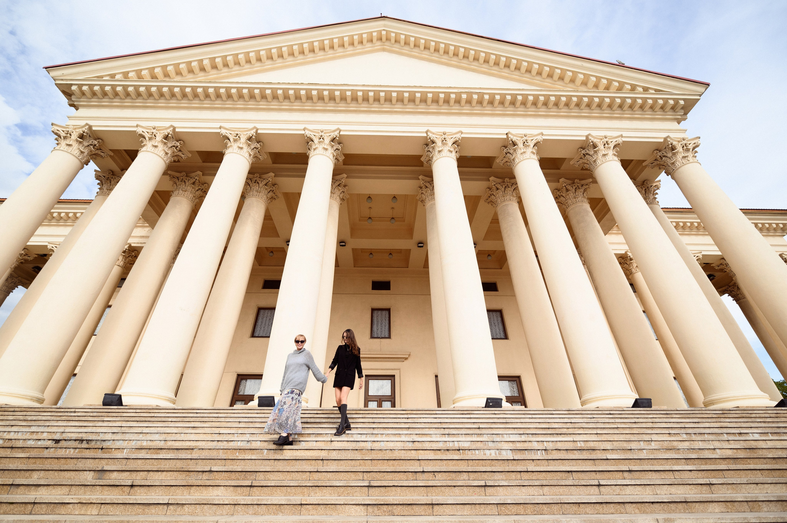 Фотограф Сочи: семейная фотосессия в центре Сочи у зимнего театра