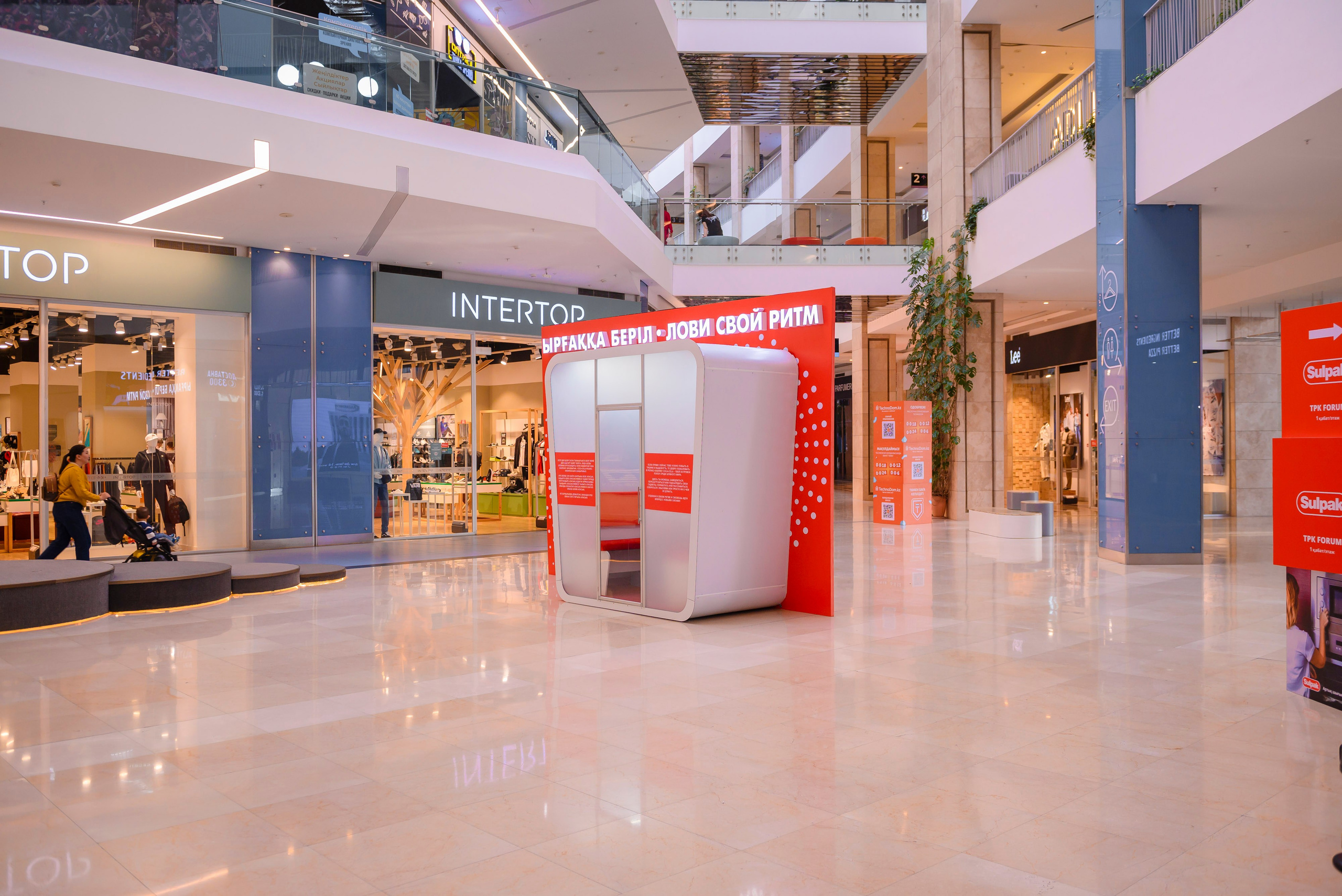 Инсталляция Coca-Cola в ТЦ Fоrum. Интерьерный и репортажный фотограф в Алматы