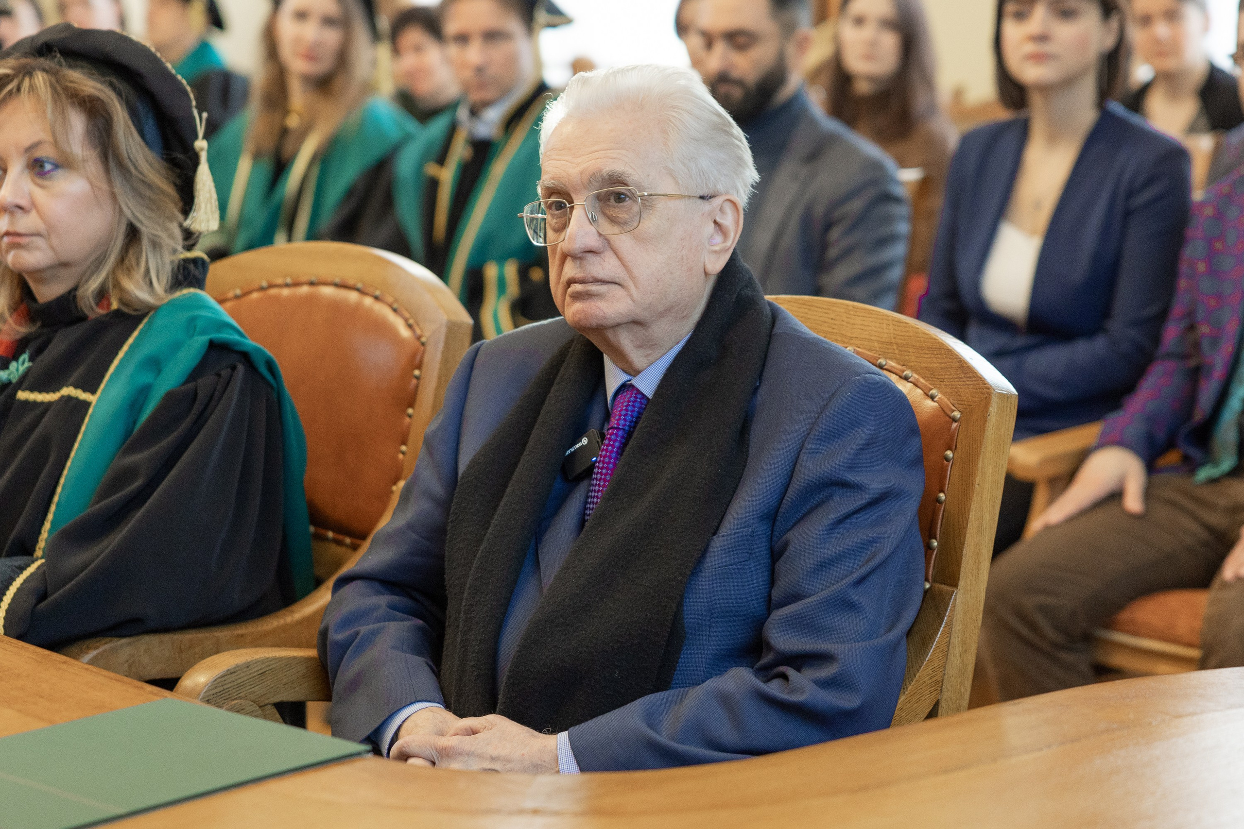 Вручения Мантия Почётного доктора директору Эрмитажа Михаилу Пиотровскому. Cup of Bib