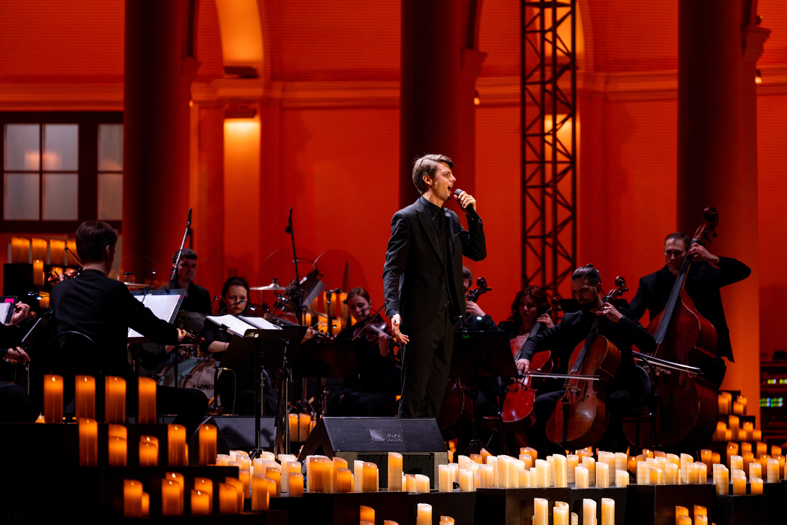 Симфонический оркестр Lumisfera при свечах. Фотограф Никита Комаров