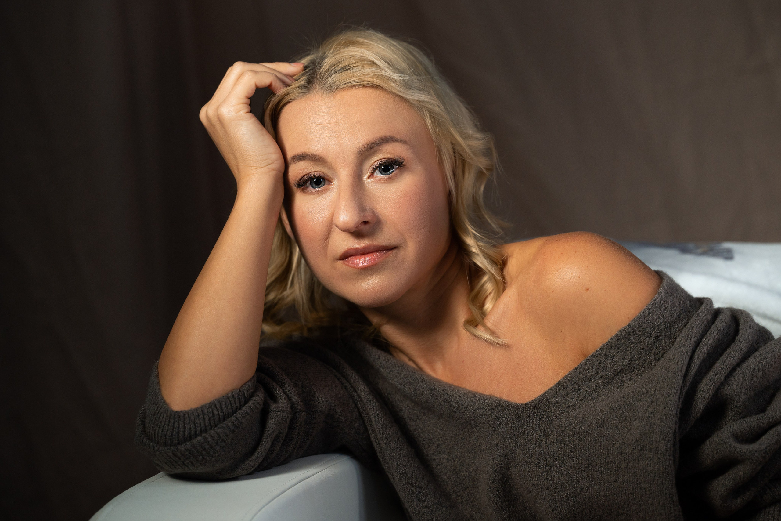 Фотосессия девушки на диване с чашкой кофе