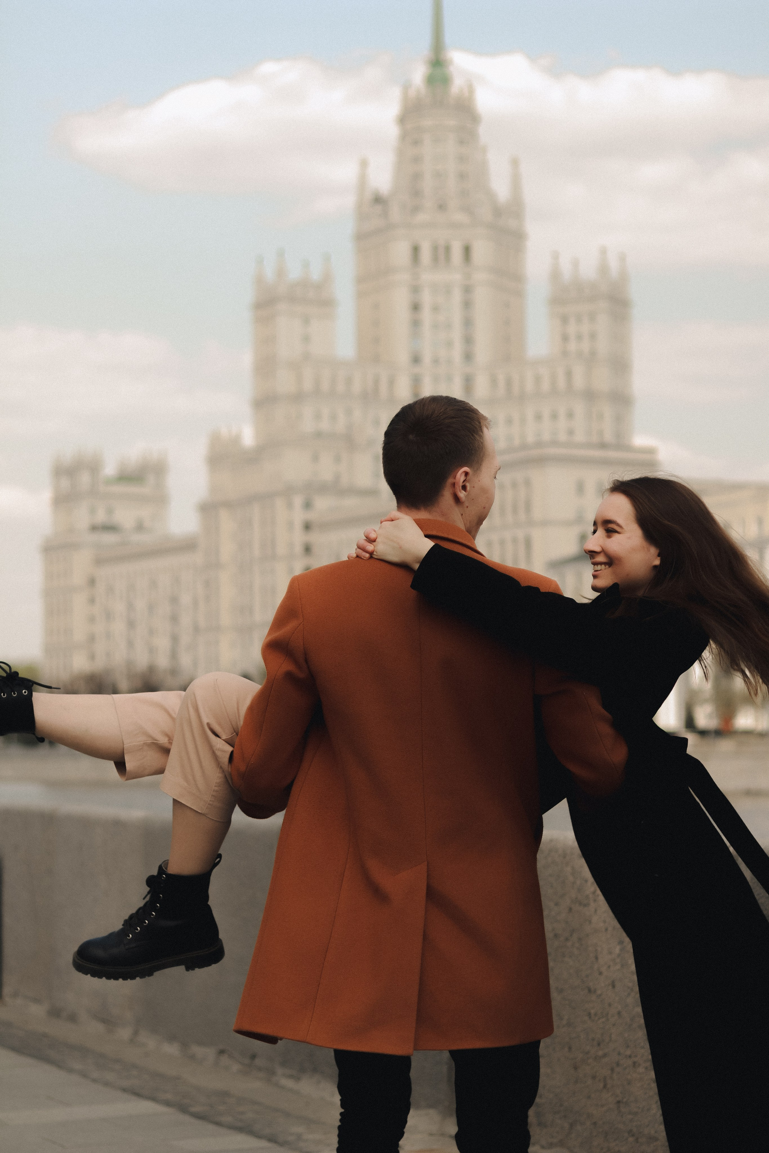 Парная фотосессия Елизавета & Роман на Котельнической набережной в Москве. Индивидуальный, свадебный, и love-story фотограф в Москве