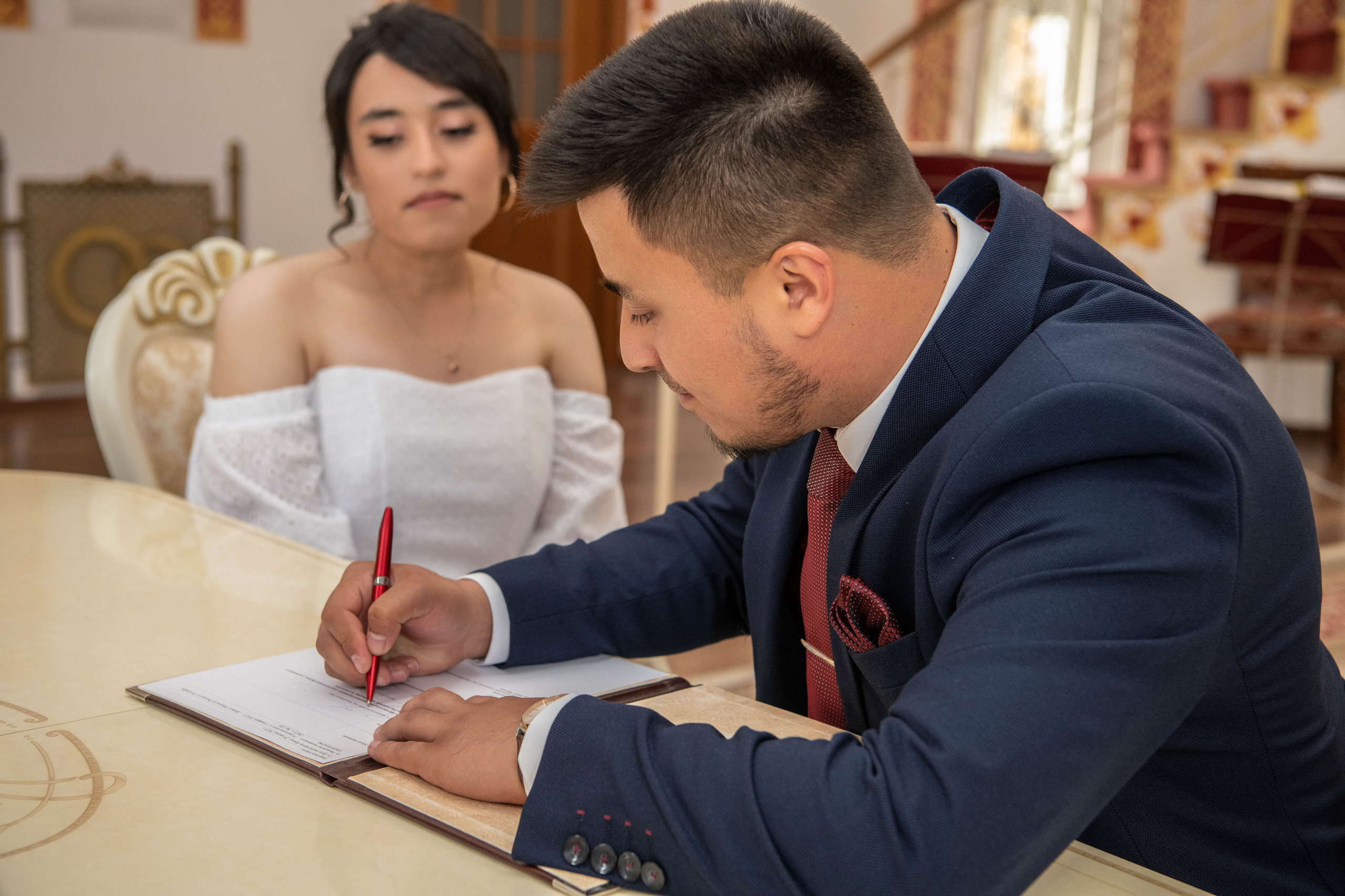 Камолиддин и Ситора, фотосъемка в ЗАГСе и прогулки. Фотограф в городе Электросталь Ногинск Москва — Алексей Закхеев