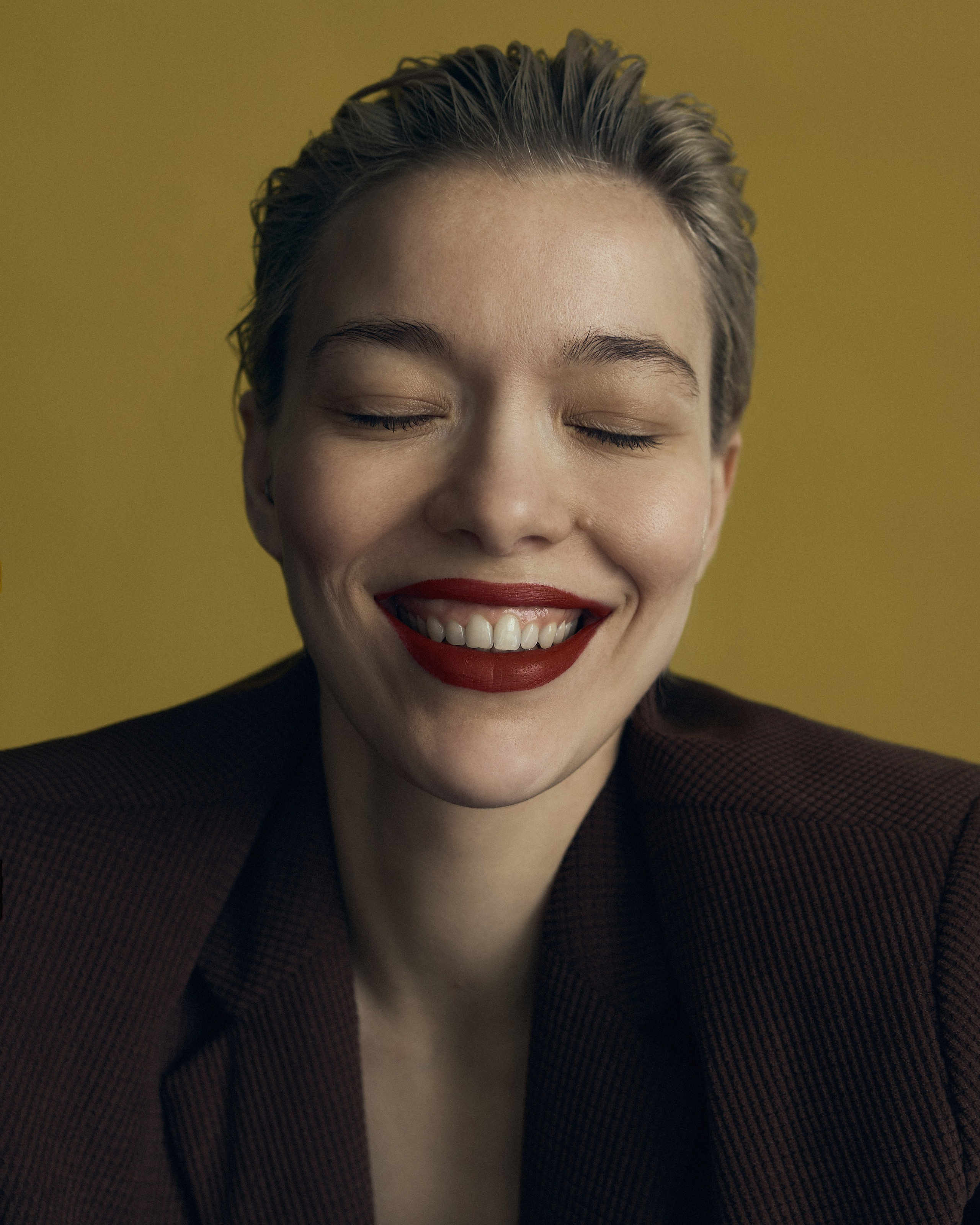 Красивая девушка с красной помадой на губах улыбается