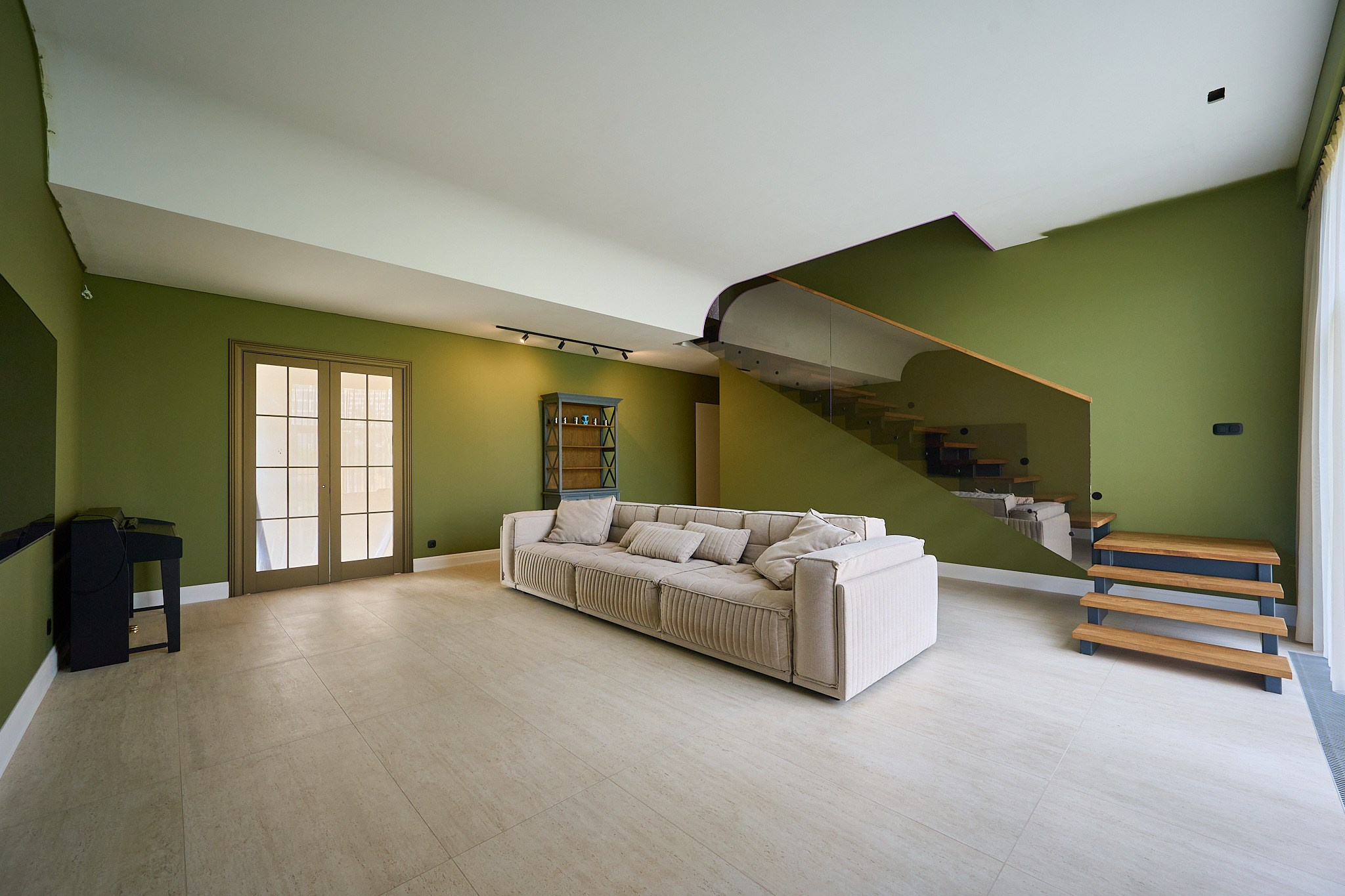 зеленые обои коричневые ступеньки входная дверь стеклянная отгородка  