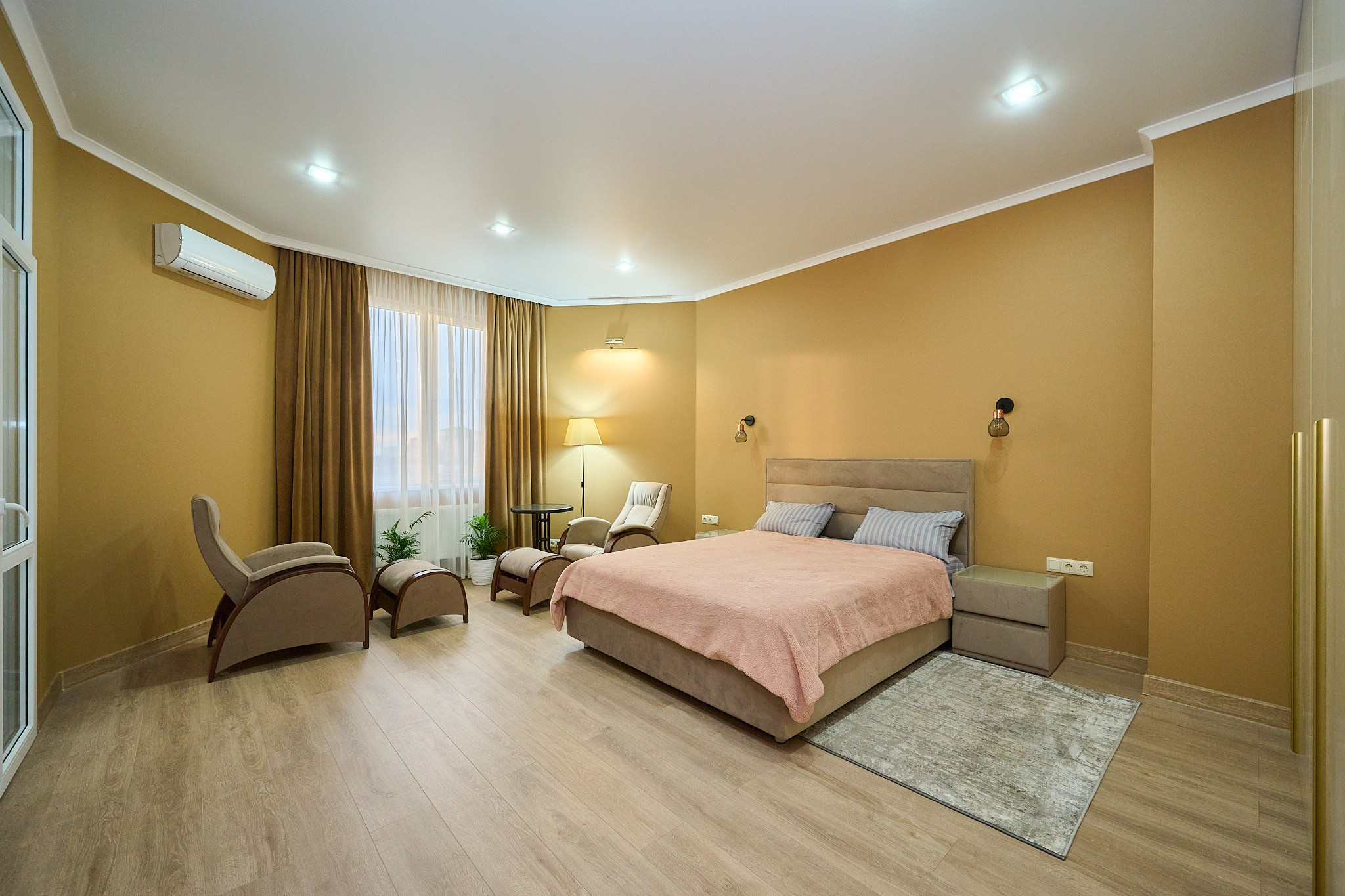 темно бежевая комната бежевая кровать бежевая тумба