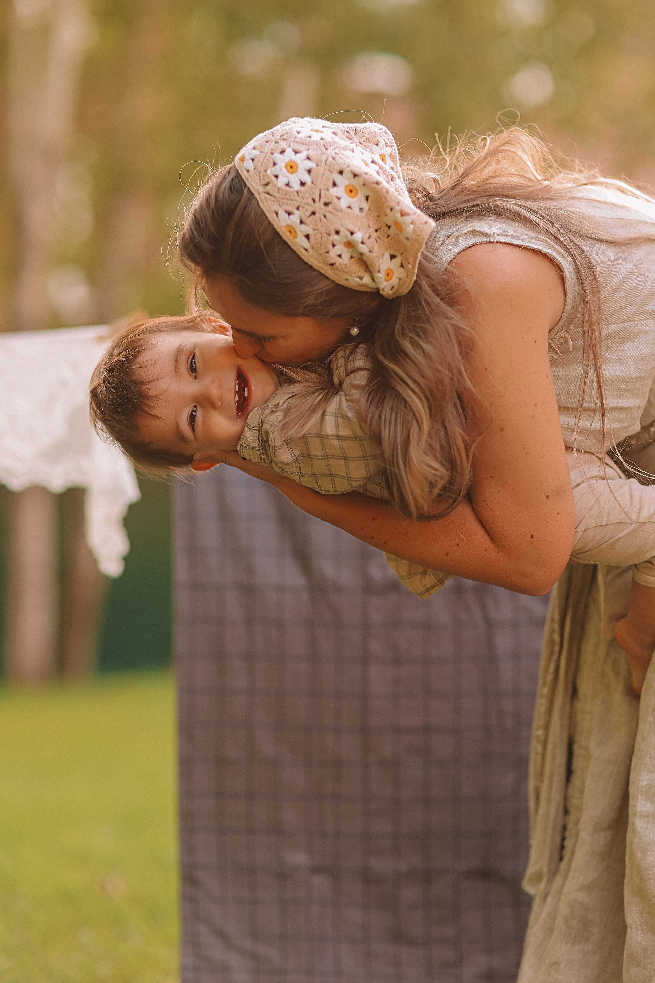 Стирка у дома. Семейный фотограф Тюмень, фотограф на роды Салмина Мария