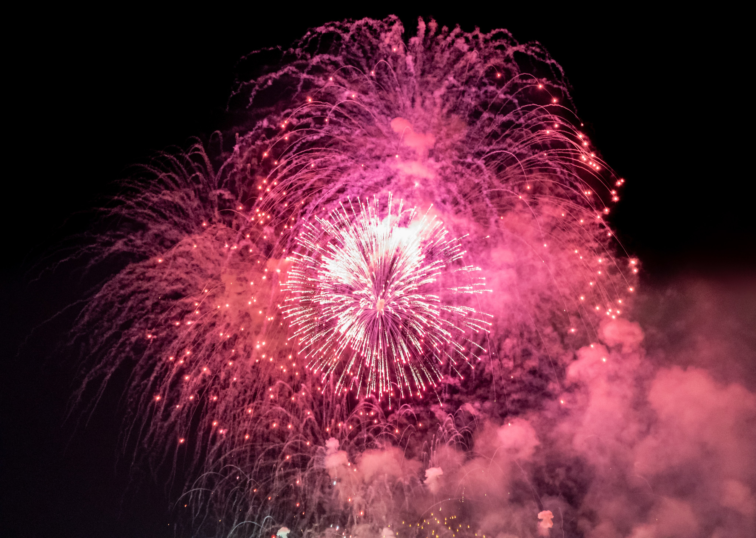 Праздничный салют в честь Дня защитника Отечества. Главная