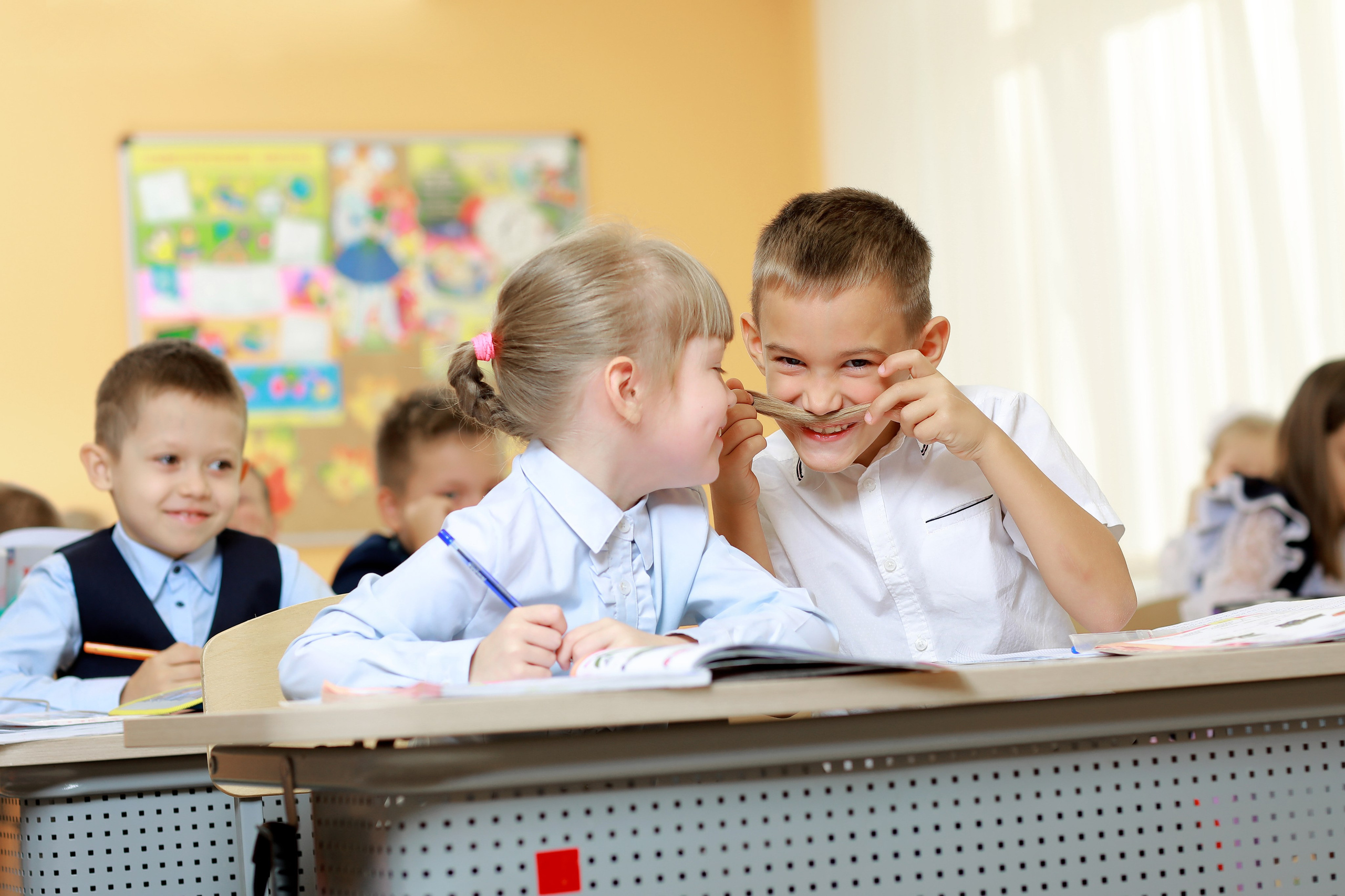 сюжетные фотографии за партой