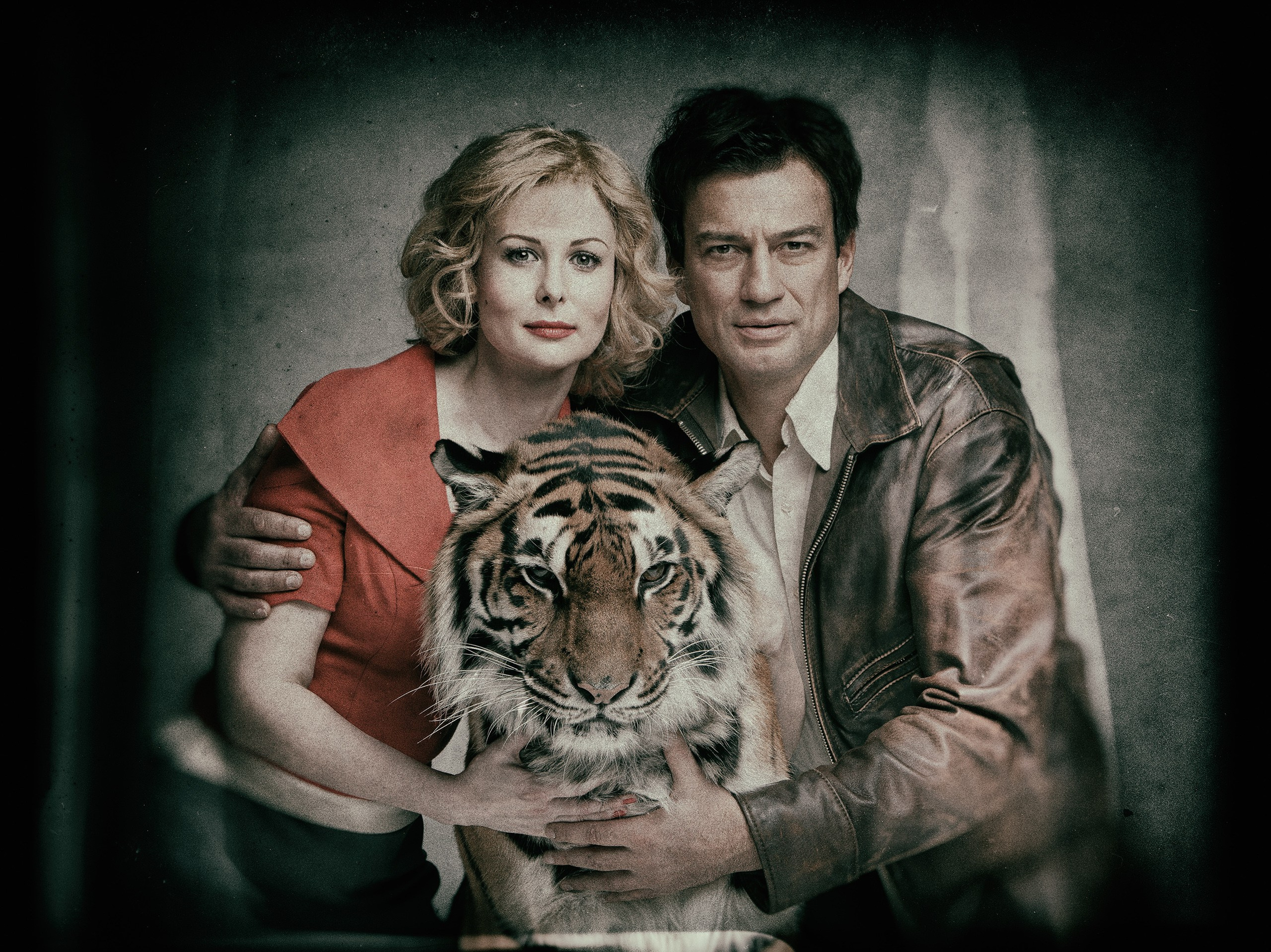 Актеры Ольга Погодина и Андрей Чернышов с тигром, фотосъёмка для афиши фильма.