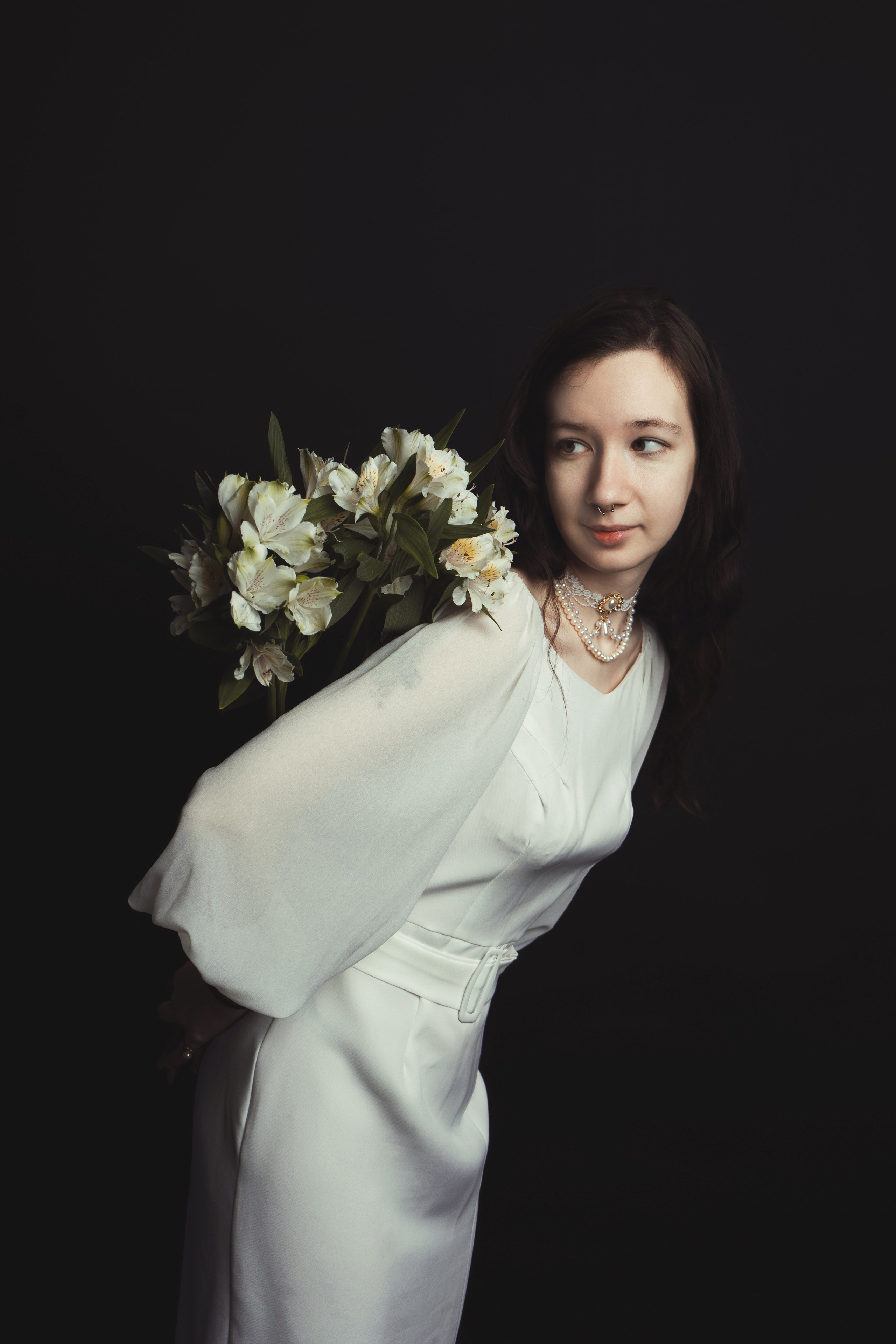 Женская фотосессия в Питере с цветами. Портретный фотограф в Санкт-Петербурге Дори Милиева