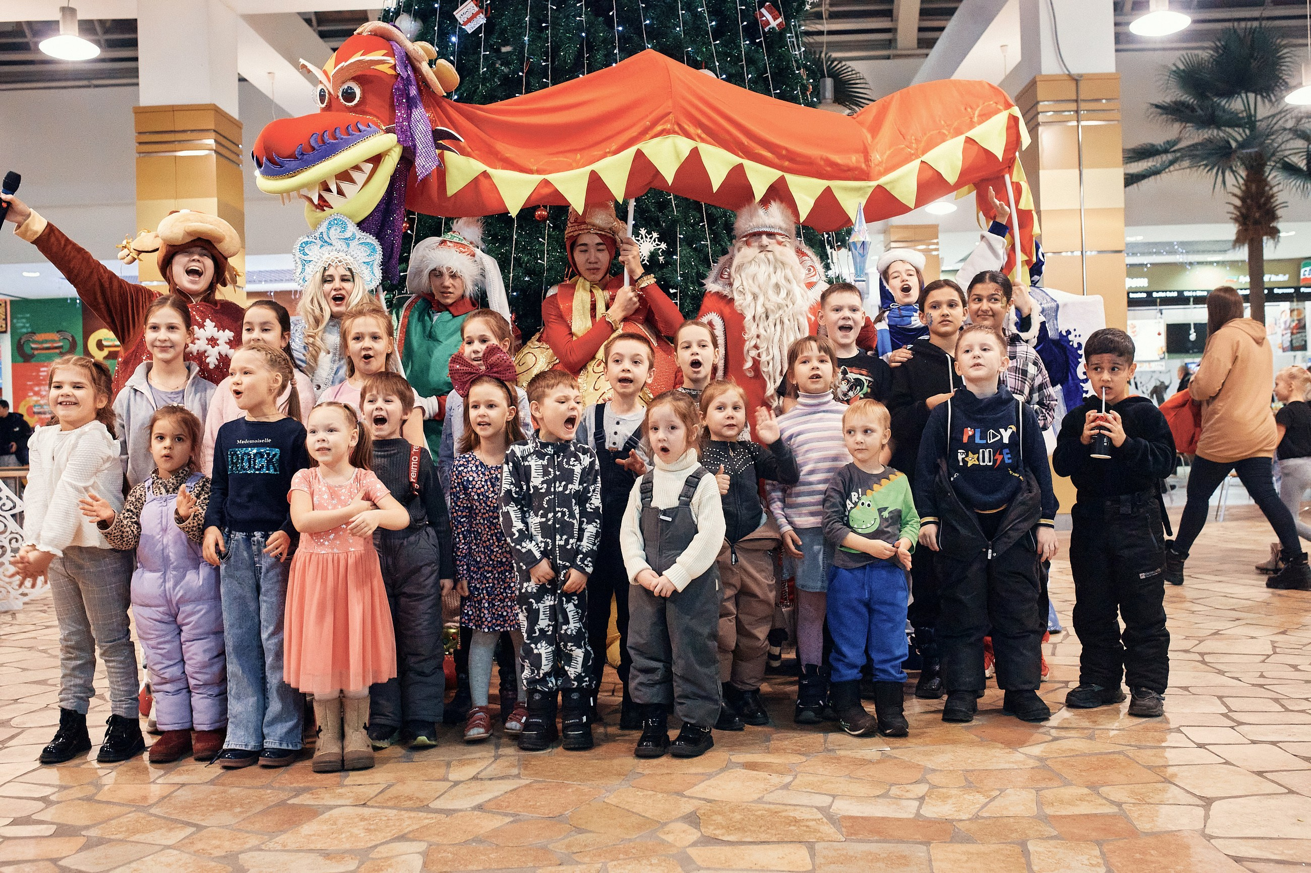 Детский новогодний праздник в ТЦ Июнь. Семейный и репортажной фотограф в Красноярске и Москве Виктор Бабинцев