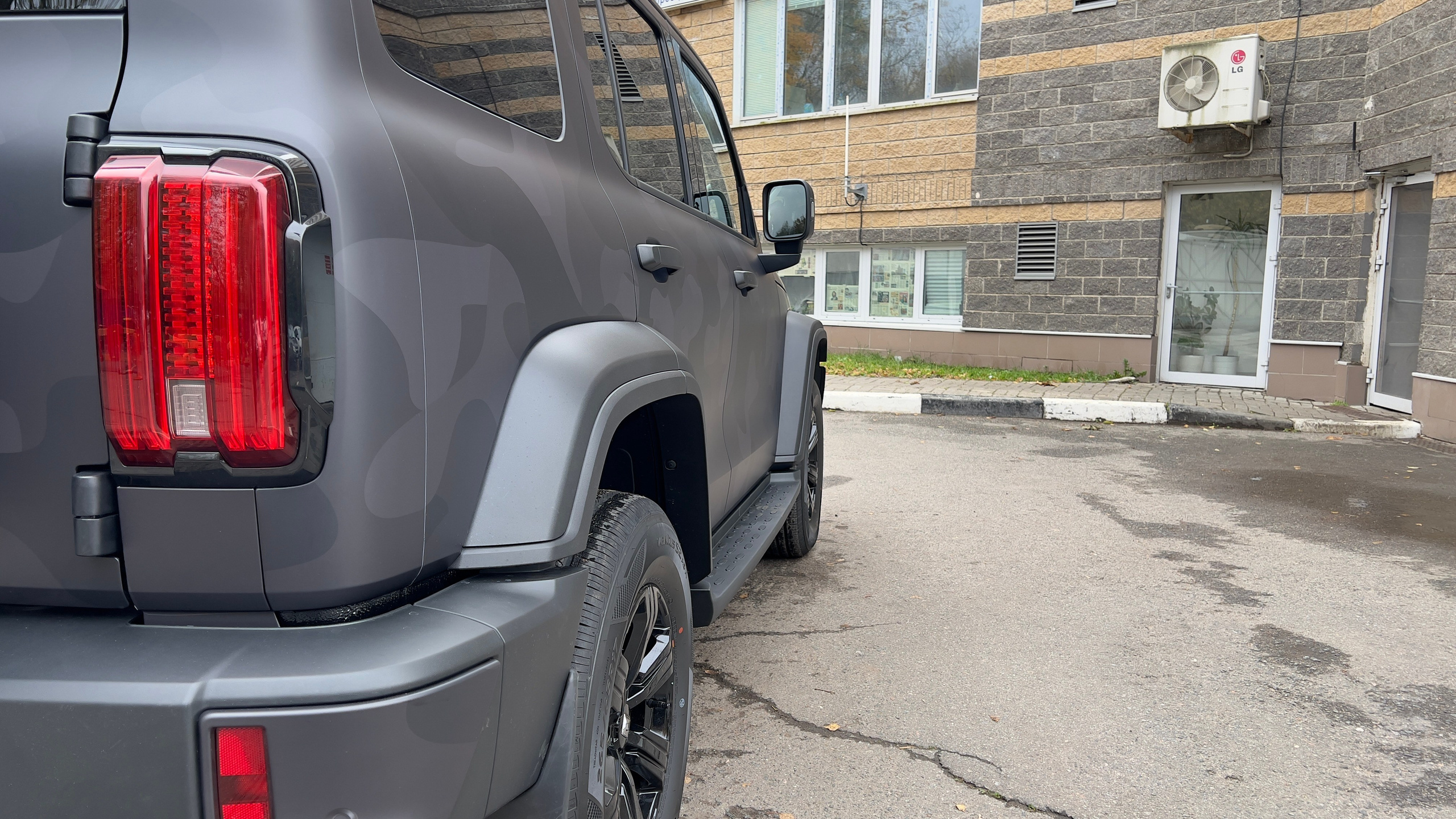 Винилография на Tank 300. Студия дизайна и оклейки авто Barmaley Design