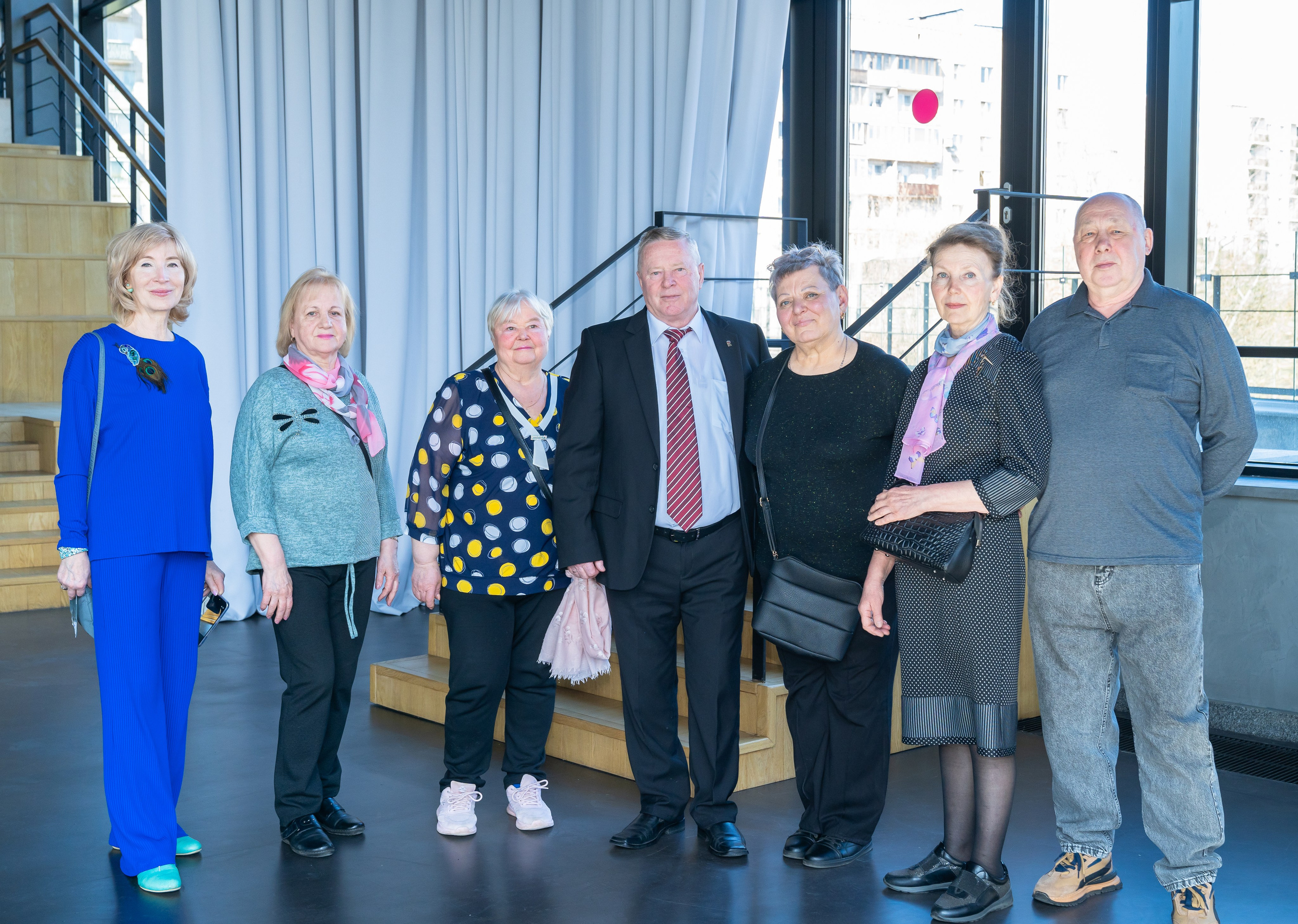 Групповое фото участников Дня местного самоуправления в Санкт-Петербурге. Сотрудники муниципальных органов и гости в Центре Курёхина. Фотография Евгения Мальцева.