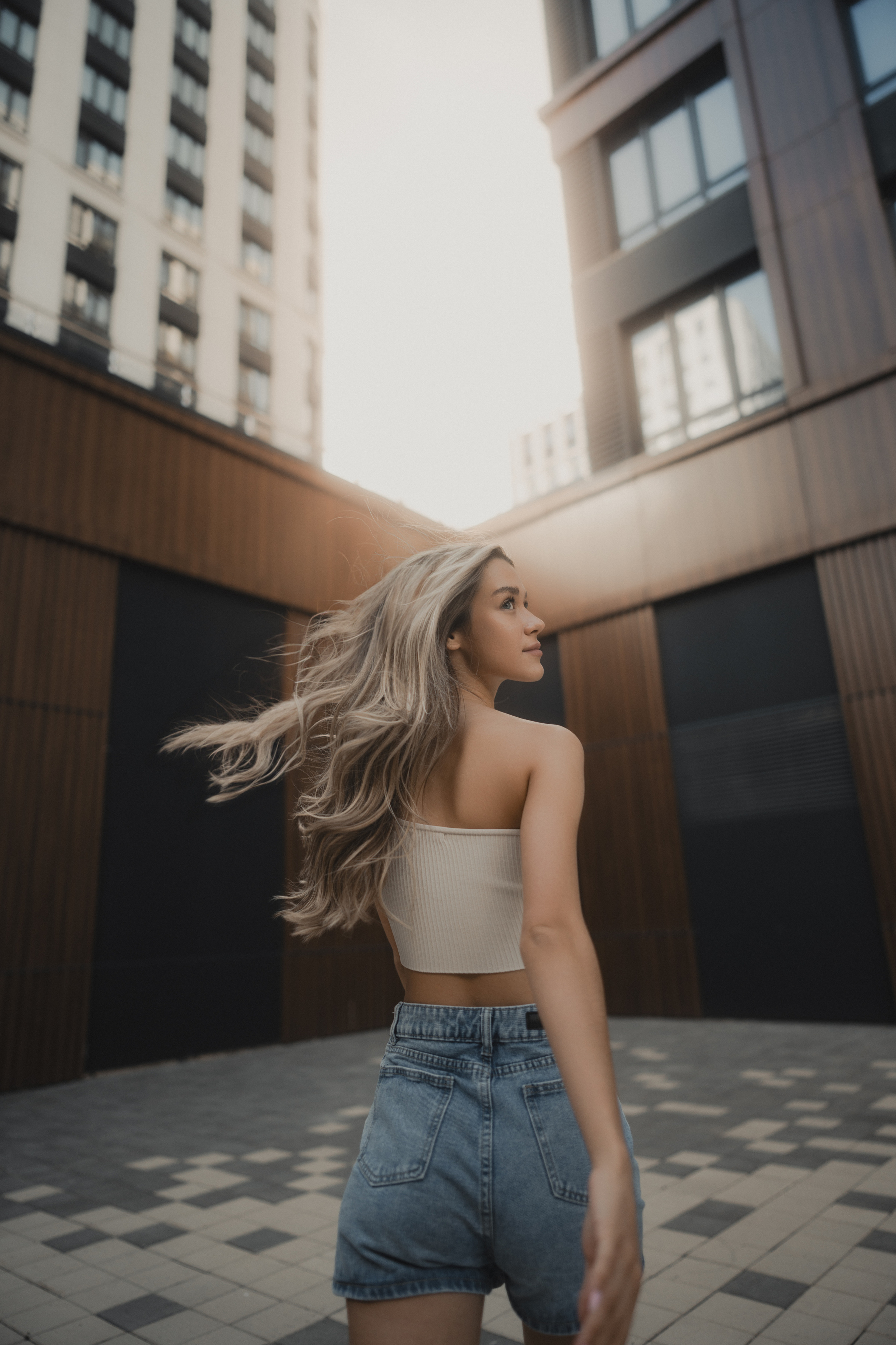 Уличная фотосессия с Аделиной на территории ЖК Савин Хаус в Казани