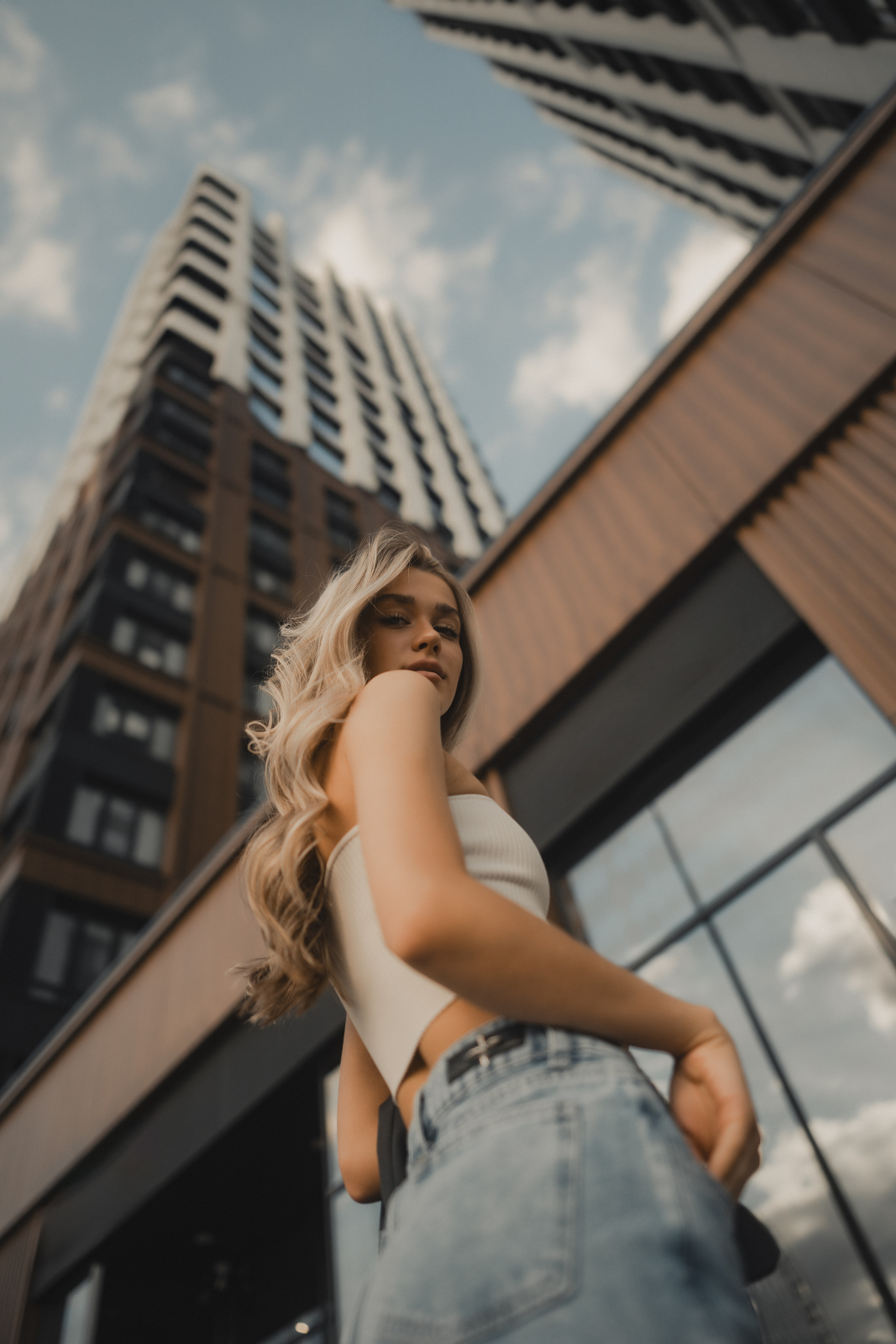 Уличная фотосессия с Аделиной на территории ЖК Савин Хаус в Казани