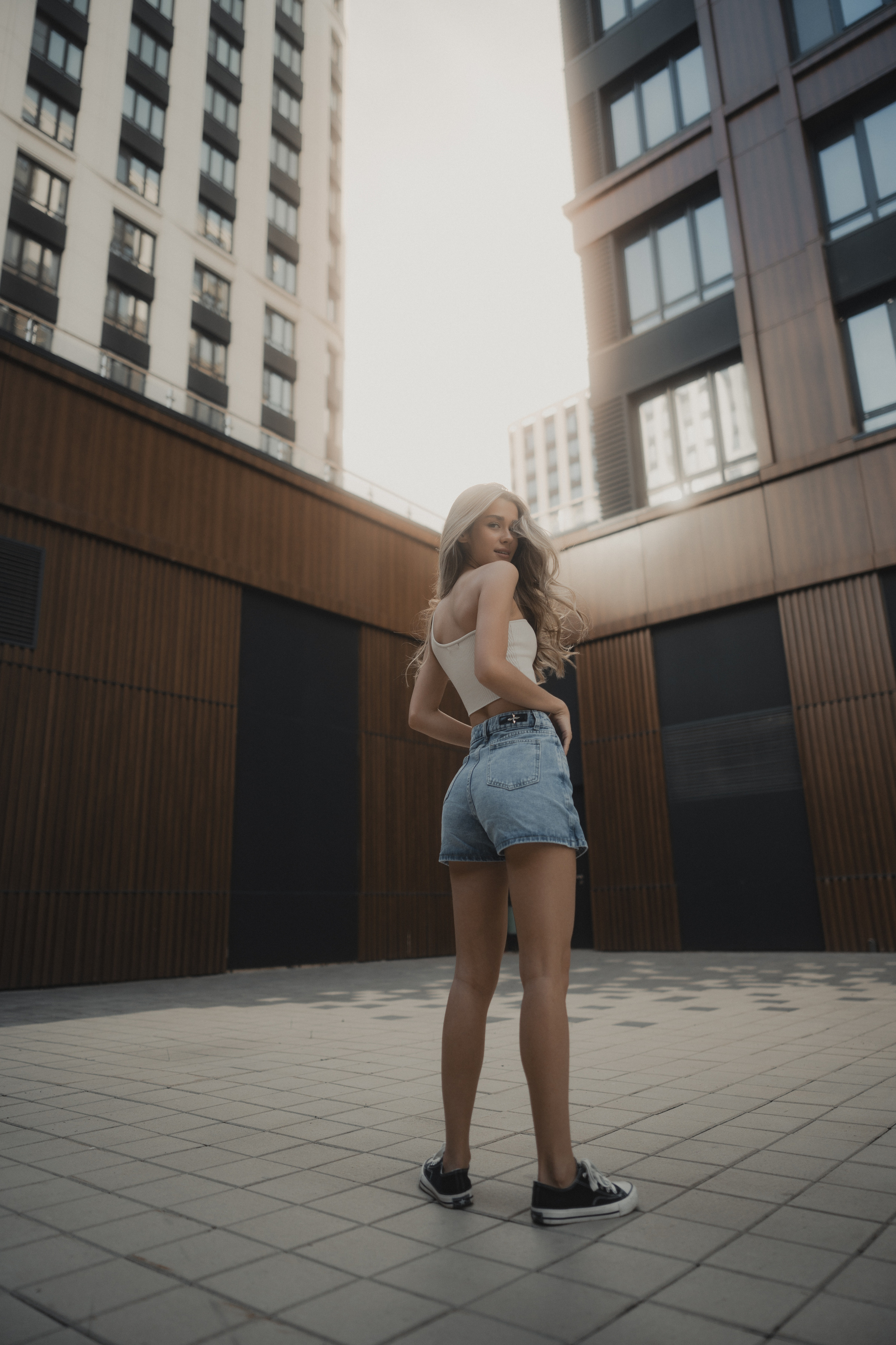 Уличная фотосессия с Аделиной на территории ЖК Савин Хаус в Казани