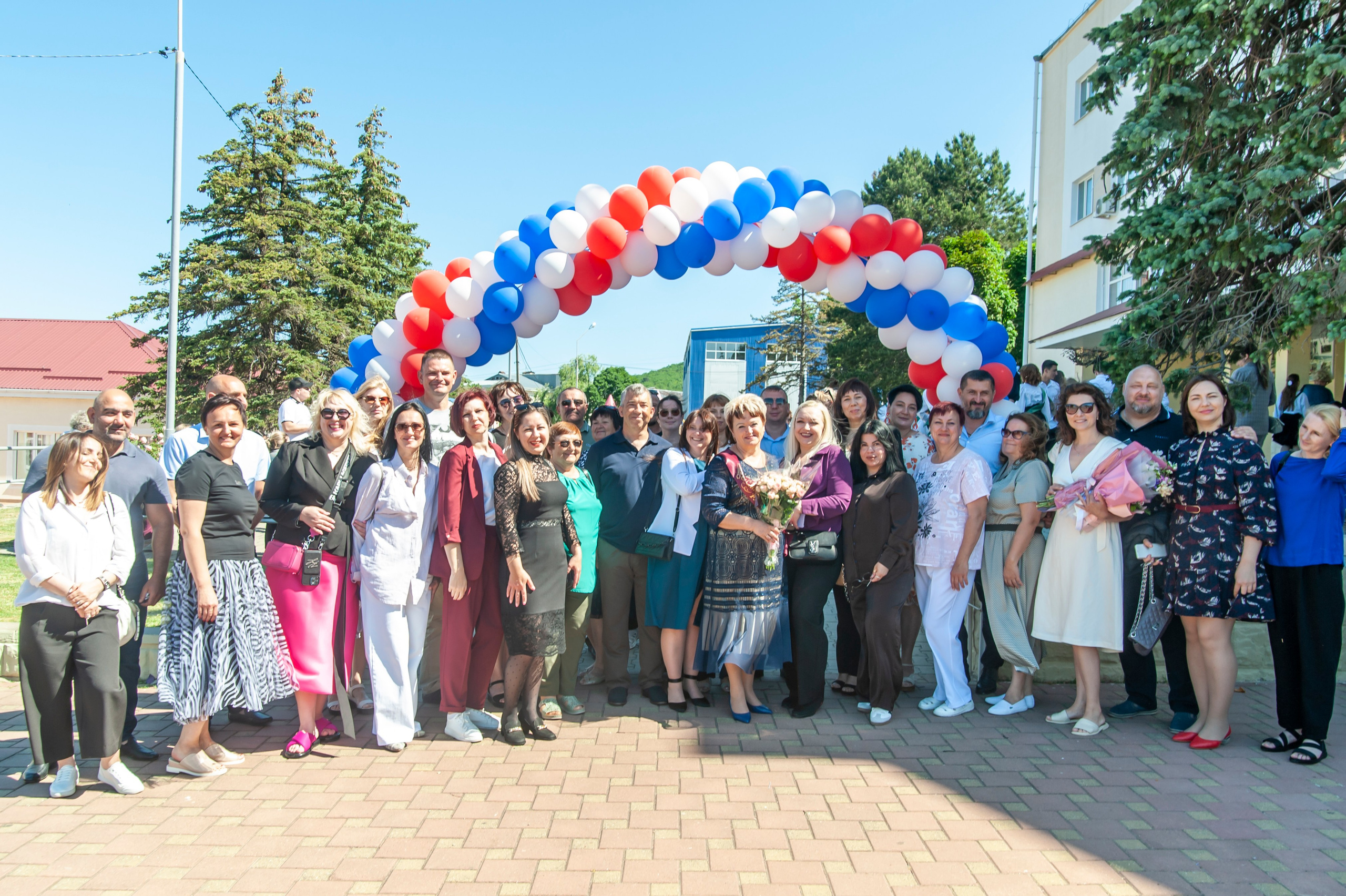 Последний Звонок МАОУ СОШ № 17 им. Эдуарда Есаяна — Архипо-Осиповка. Свадебный и семейный фотограф Денис Лукьянов в Краснодаре, Краснодарском крае и Республике Крым