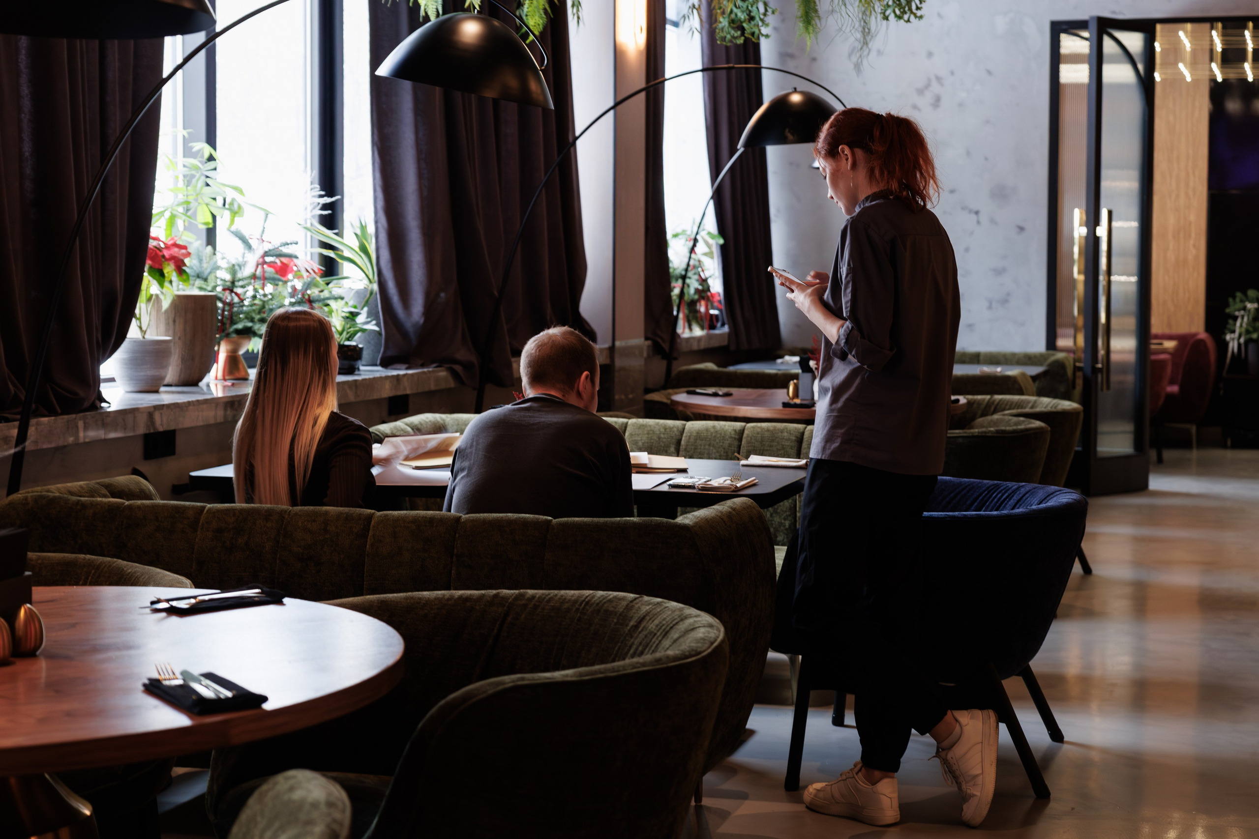 Фотограф для интерьерной съемки ресторана. Контент для бизнеса в Екатеринбурге Полдень Медиа
