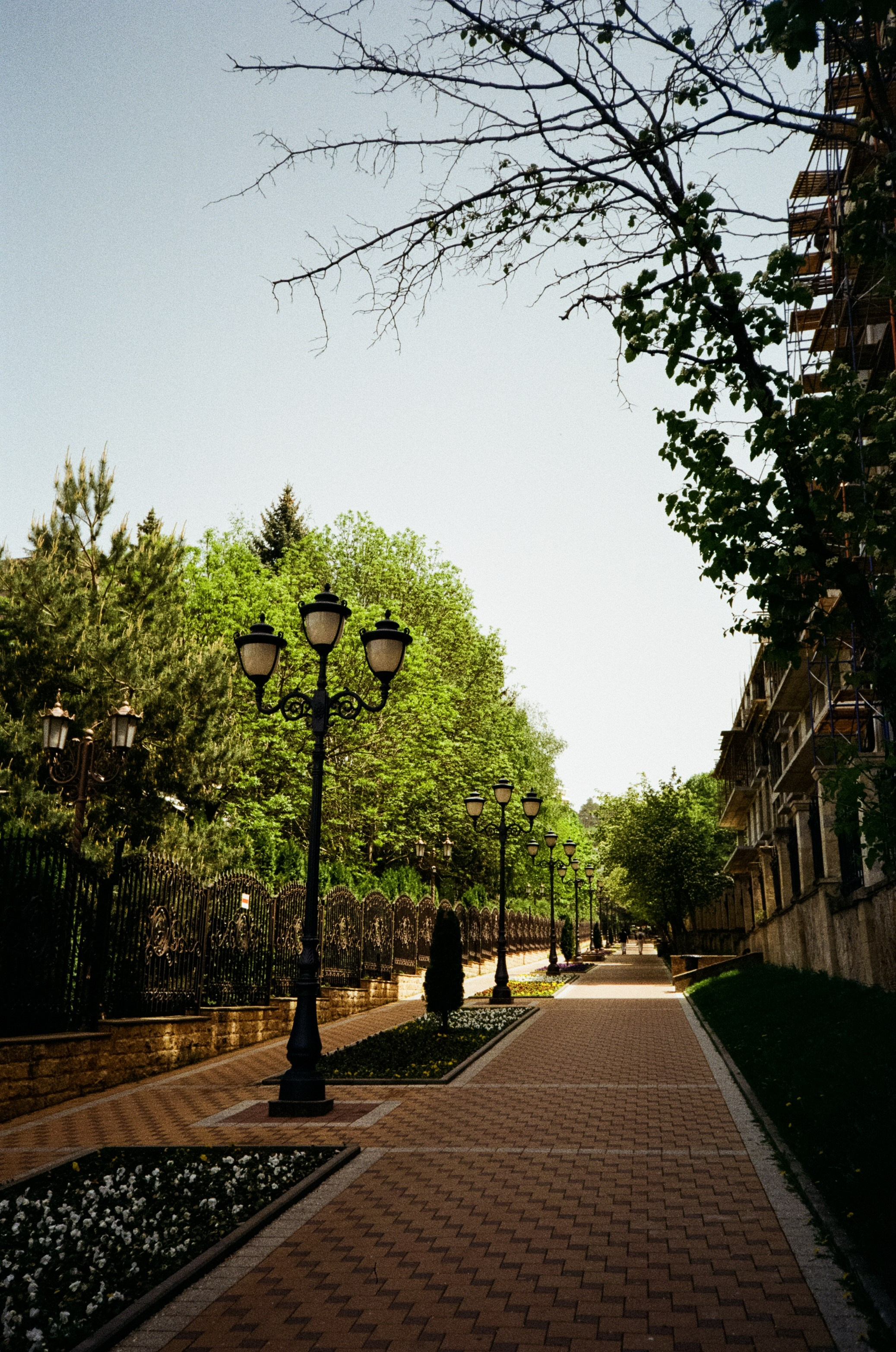 Дворик на Гагарина и Нарзанная галерея. Аллеи Кисловодска. Фотограф-документалист Мария Осокина