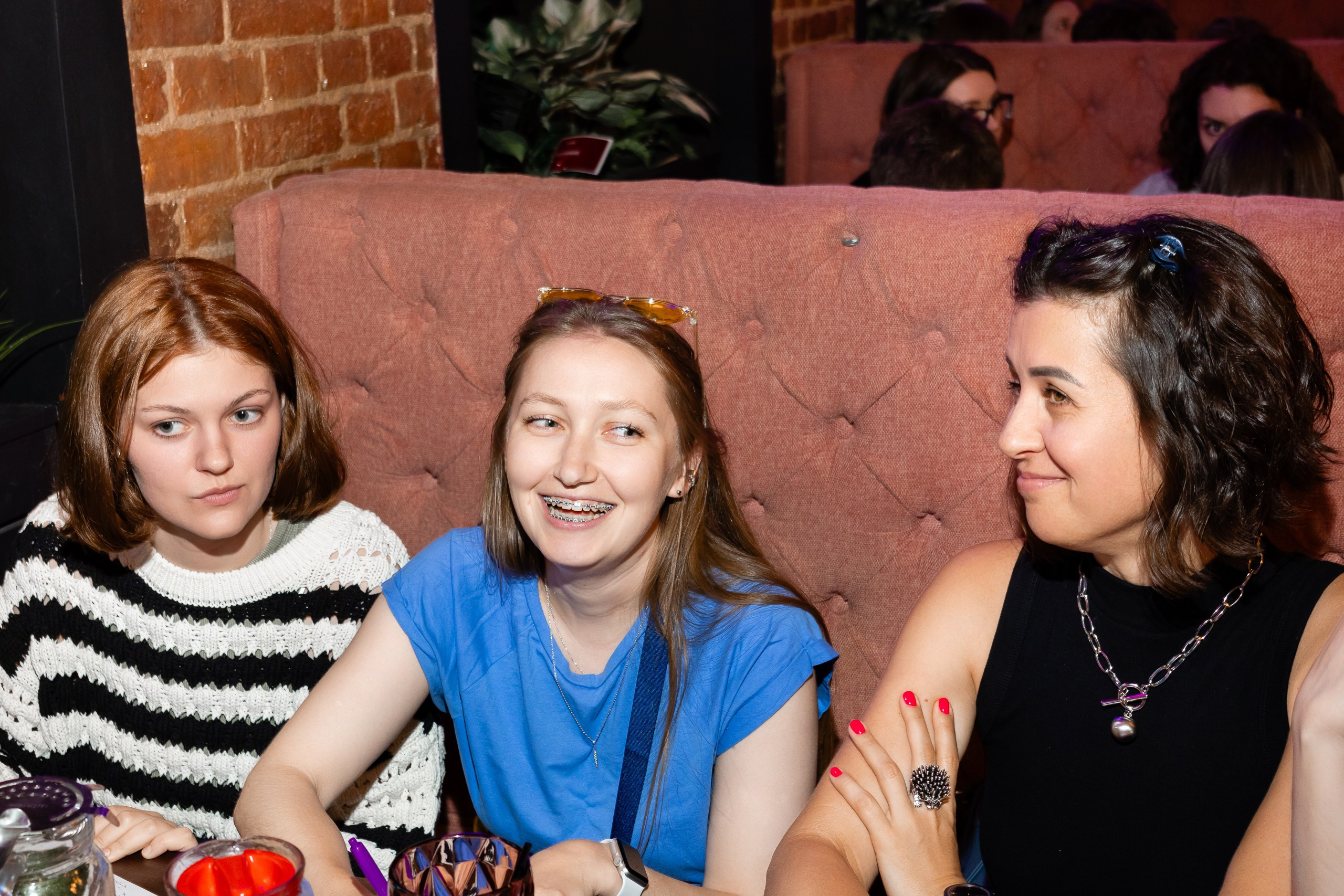 Игроки команды квиз находятся в процессе мышления