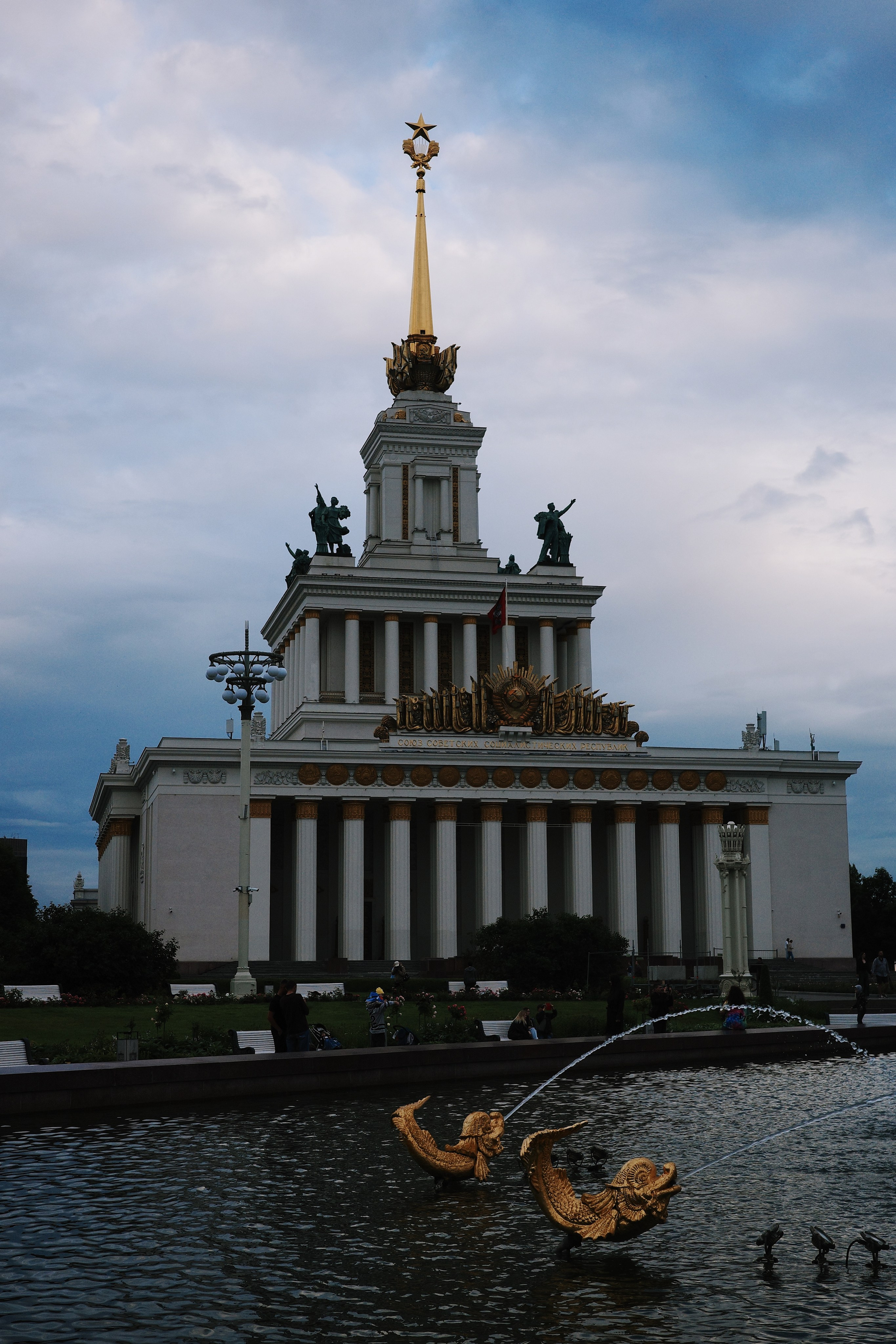 ВДНХ в июне 2026: пасмурный выходной вечер в Москве