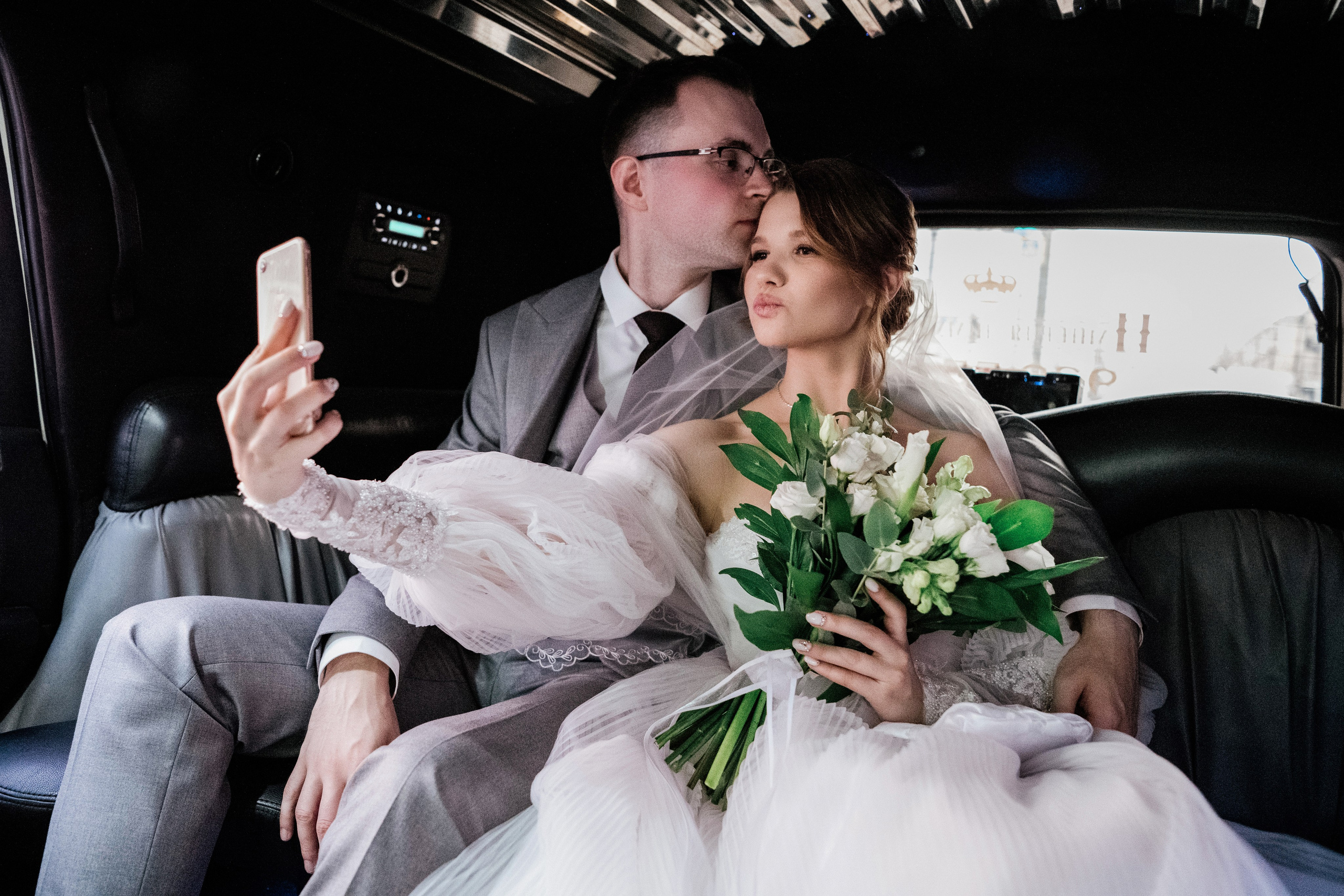 Жених и невеста в машине — свадебный момент в пути