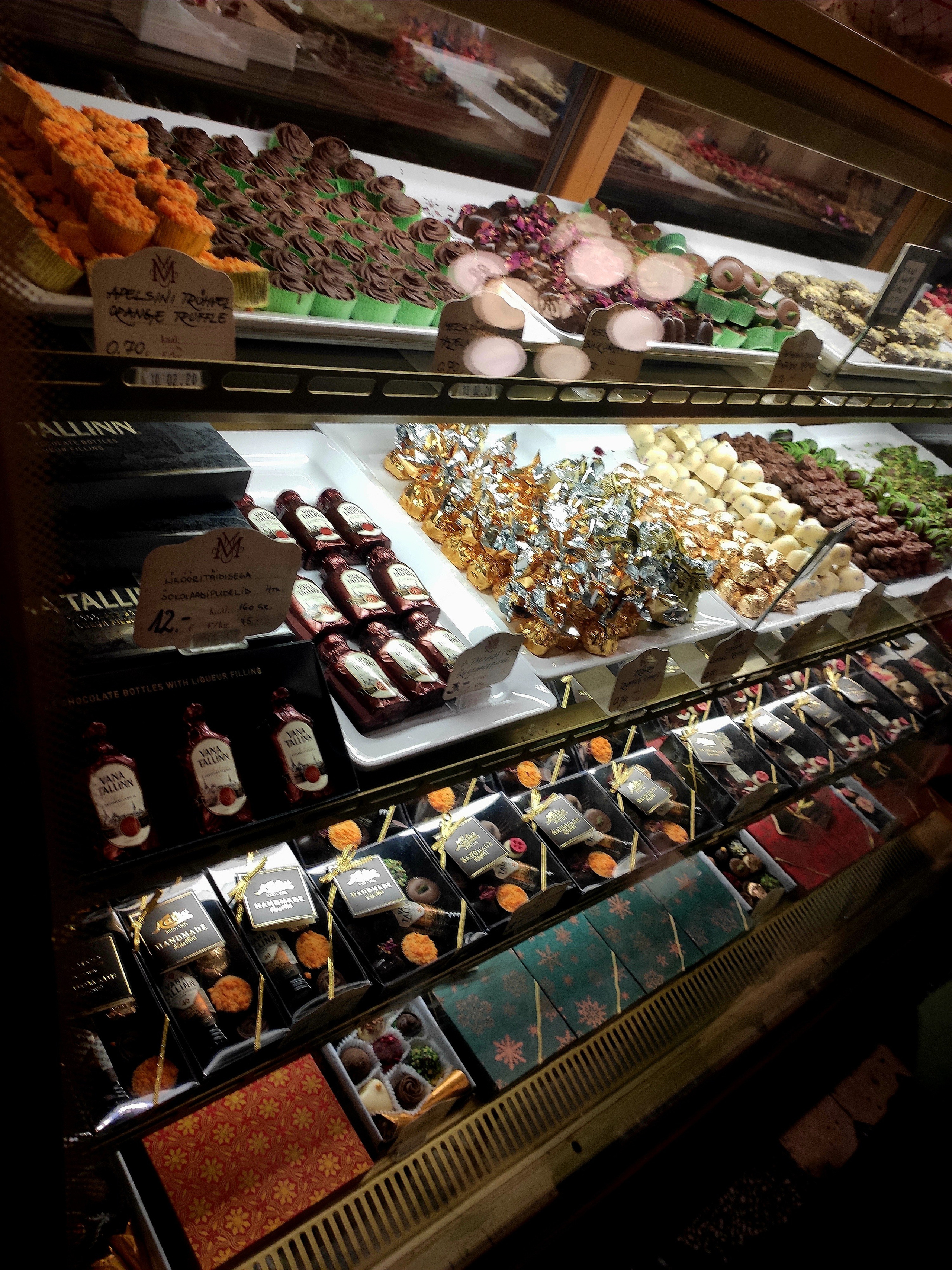 А он оказался марципановым. Горячий чай, марципаны... что еще может порадовать на прогулке в январские морозы!