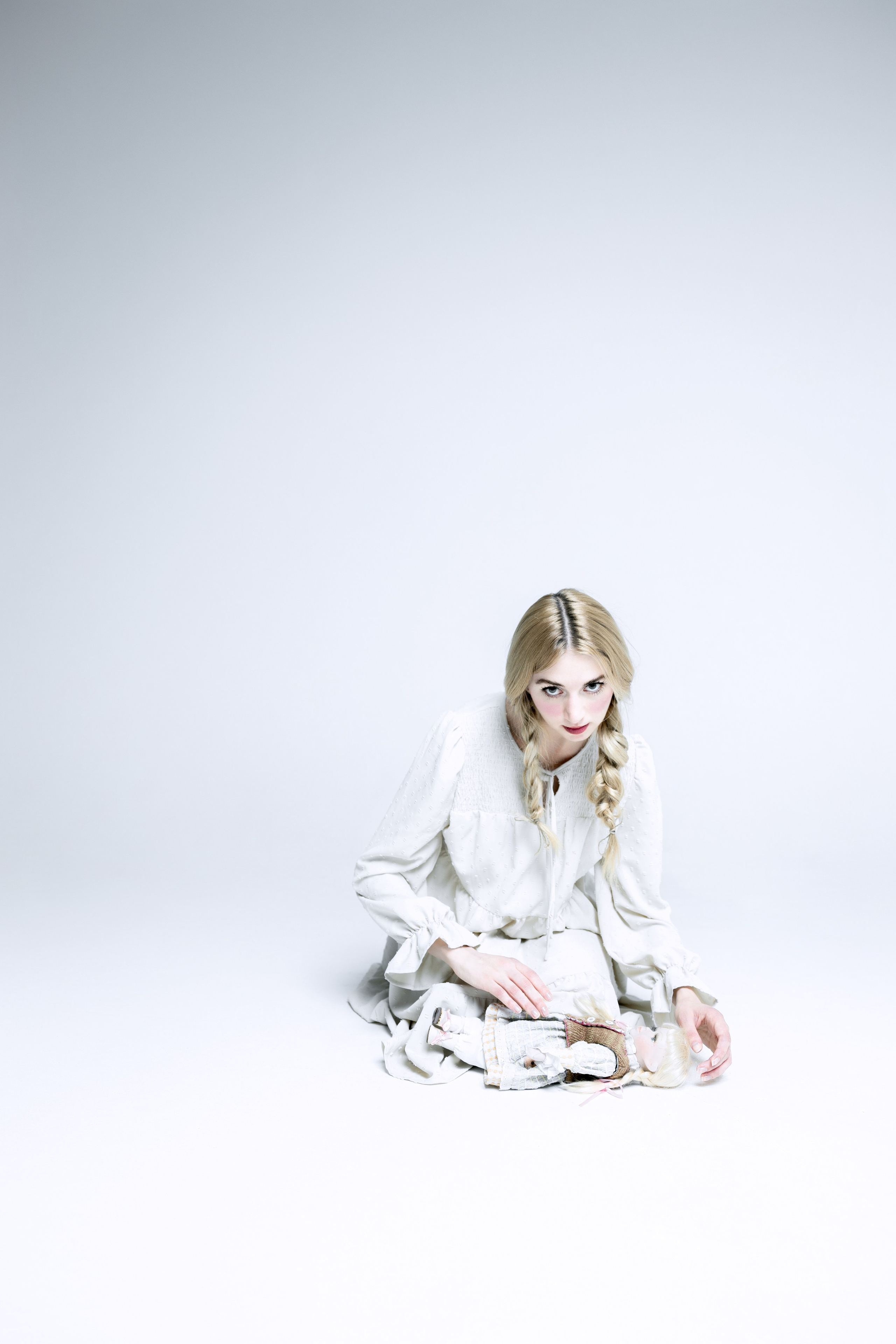 Криповая фотосессия девушки в студии