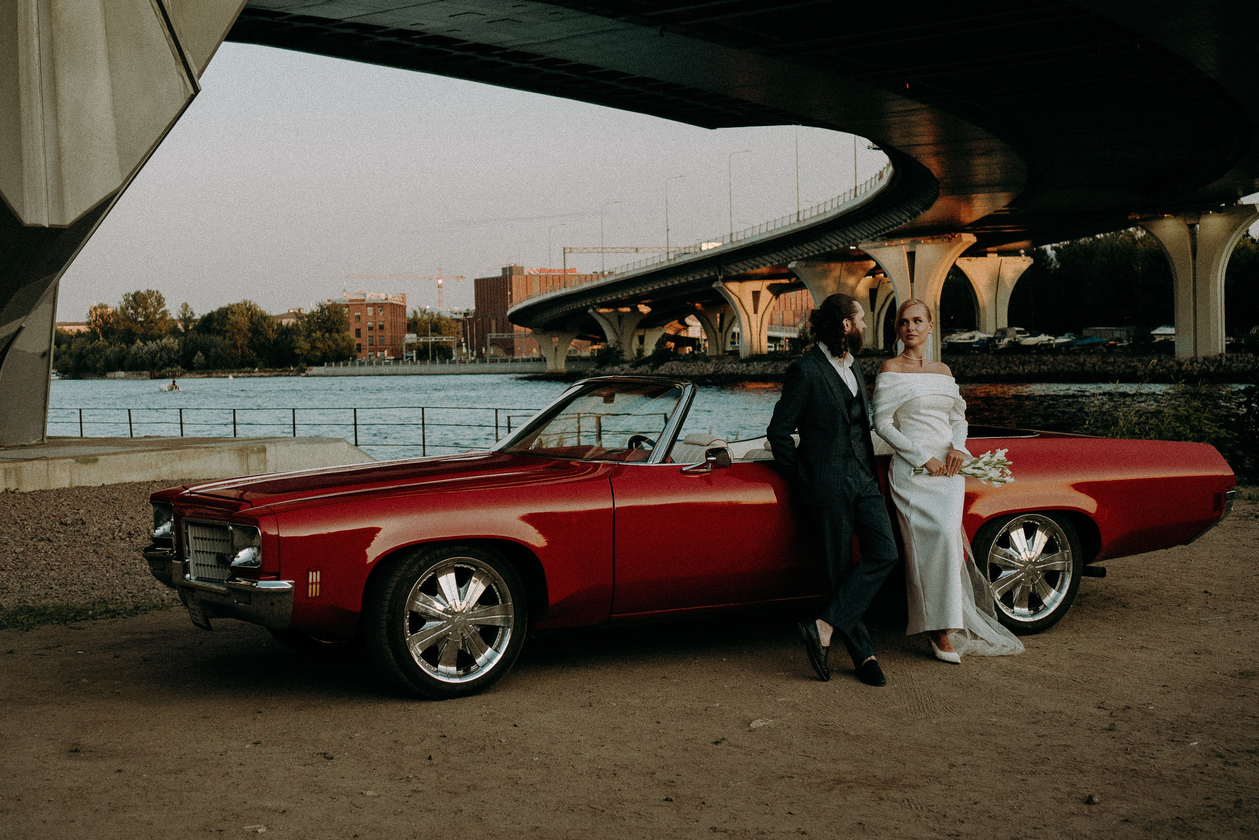 СВАДЕБНАЯ СЬЕМКА ВОЗЛЕ МСОТА БЕТАНКУРА НА КАБРИОЛЕТЕ. Профессиональный фотограф, Санкт-Петербург — Виктория Богомолова