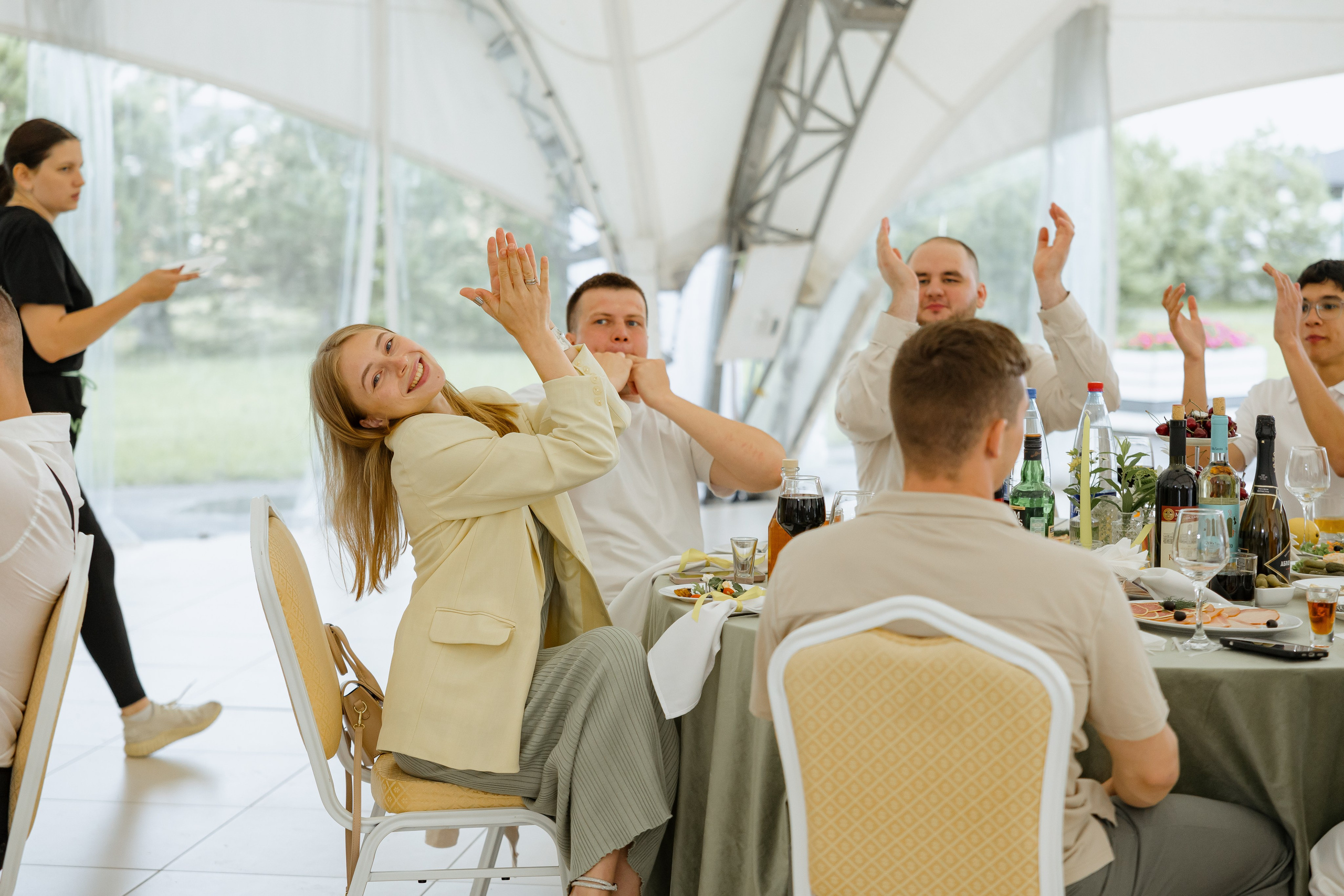 Июньская свадьба на берегу реки. Фотограф Сергей Ртищев в Москве и РФ