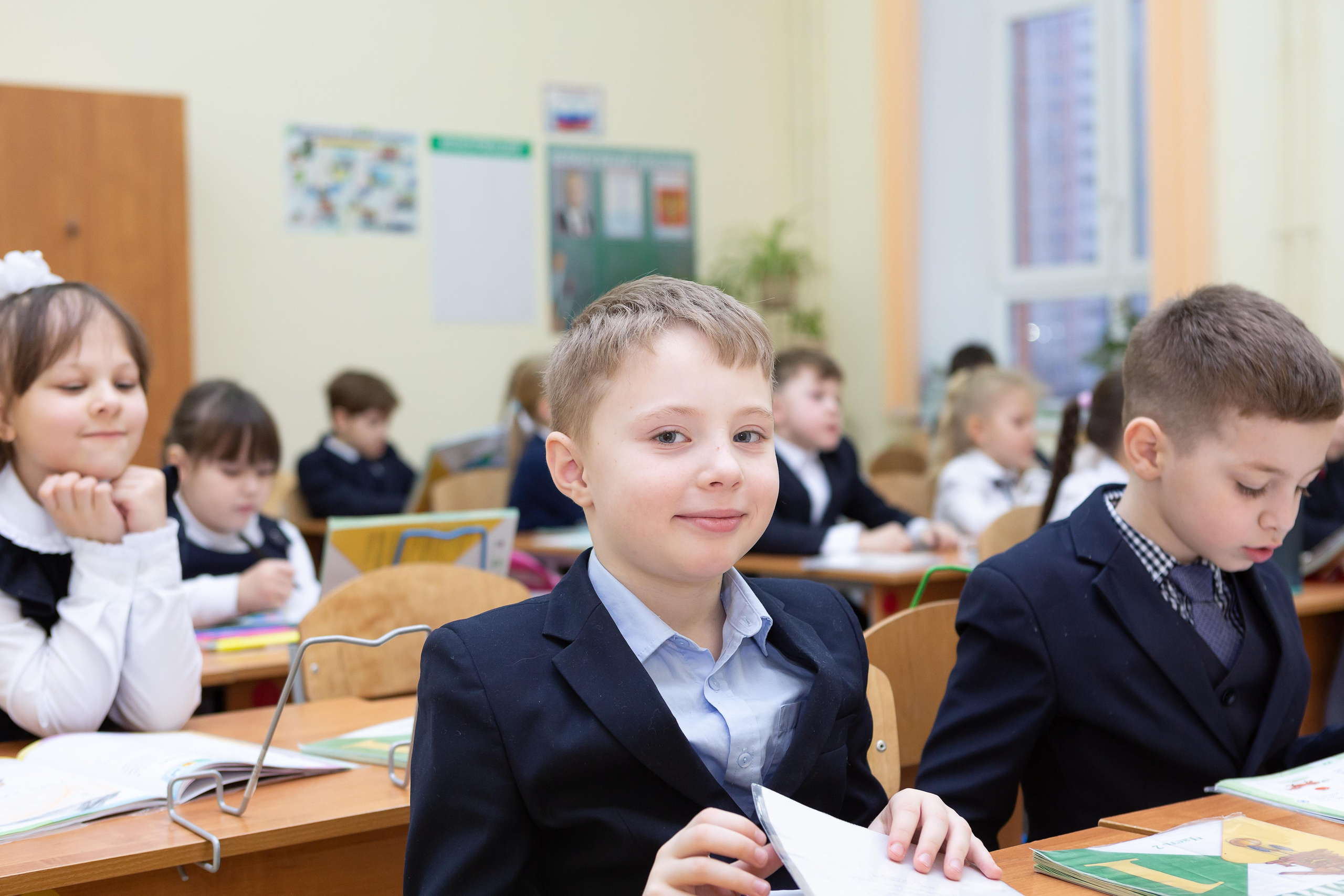 Ученик смотрит в камеру