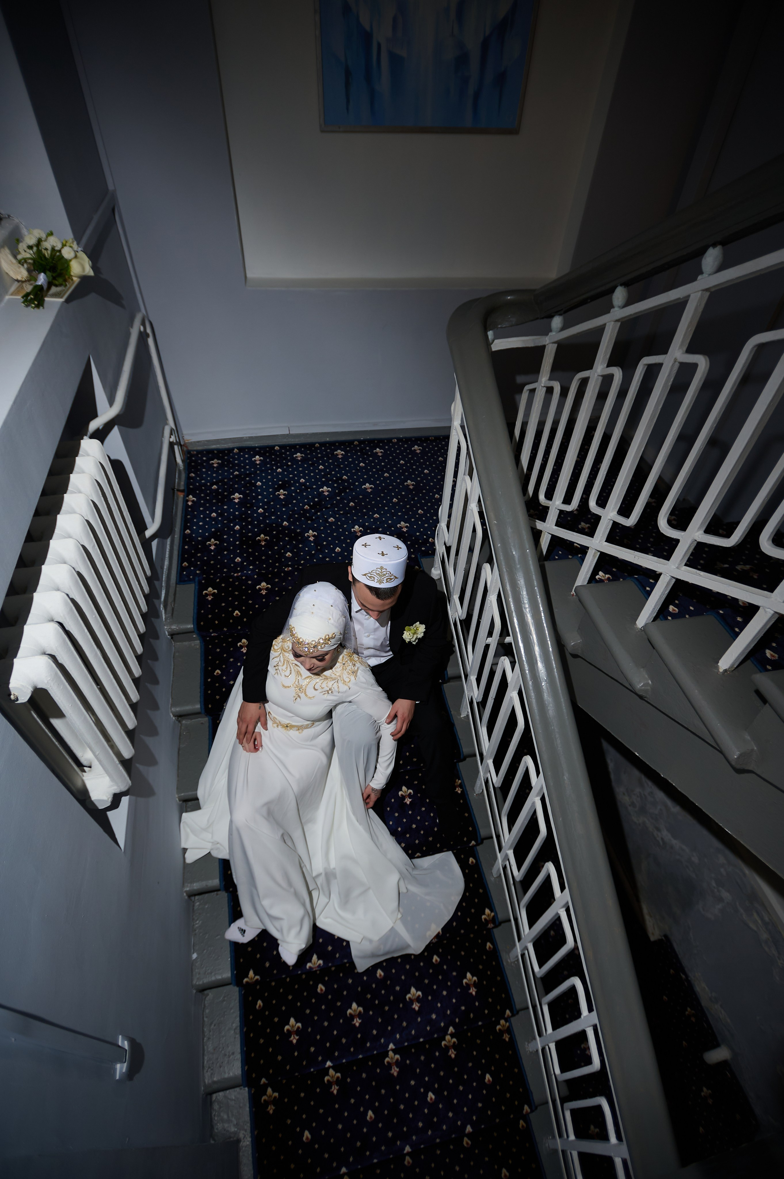 Фотограф Уфа Хабибуллин. Фотосессия в мечети Ихлас. Молодожены сидят на лестнице 