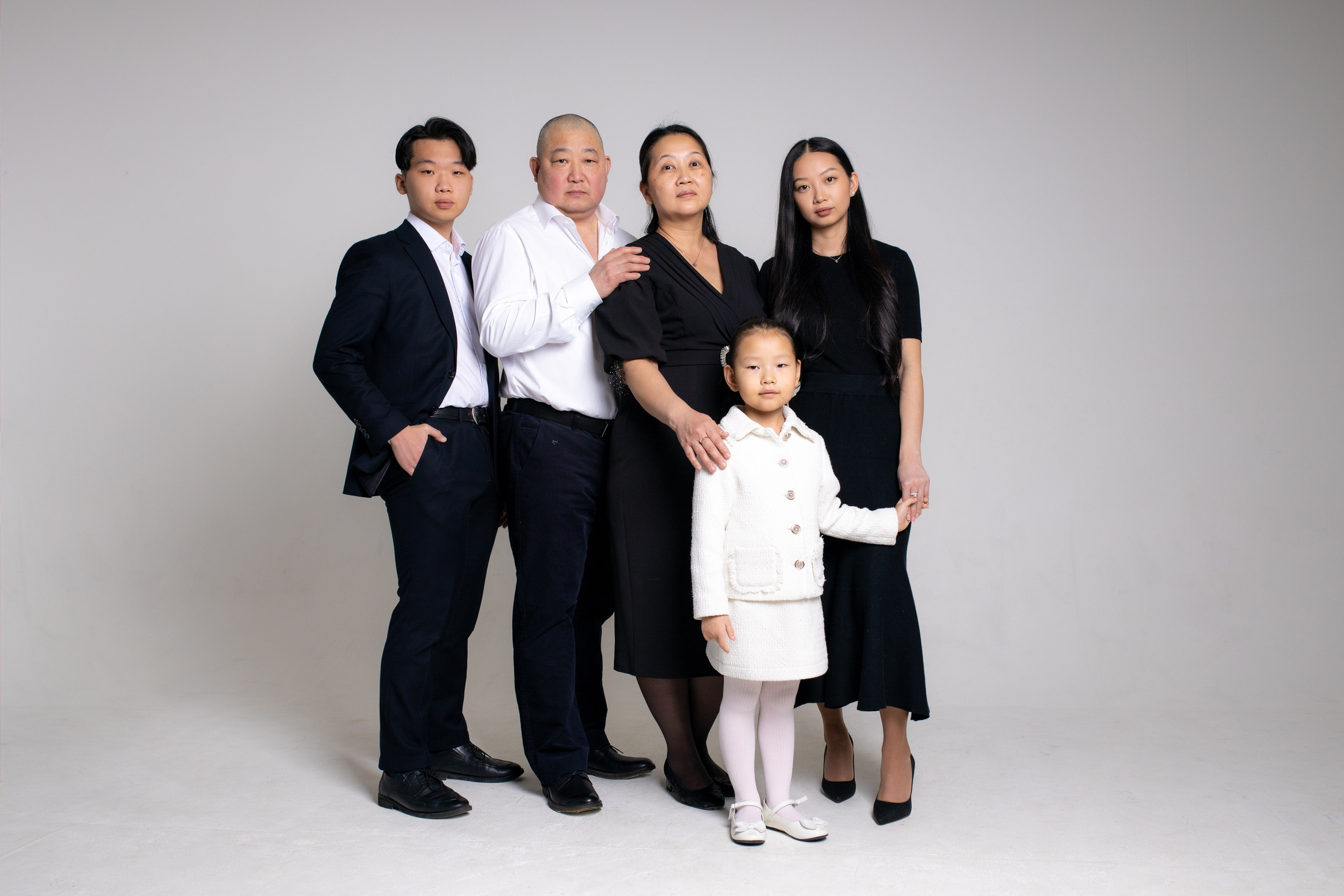 Семейная фотосессия на циклораме с импульсным светом. Фотограф в Железнодорожном и Балашихе