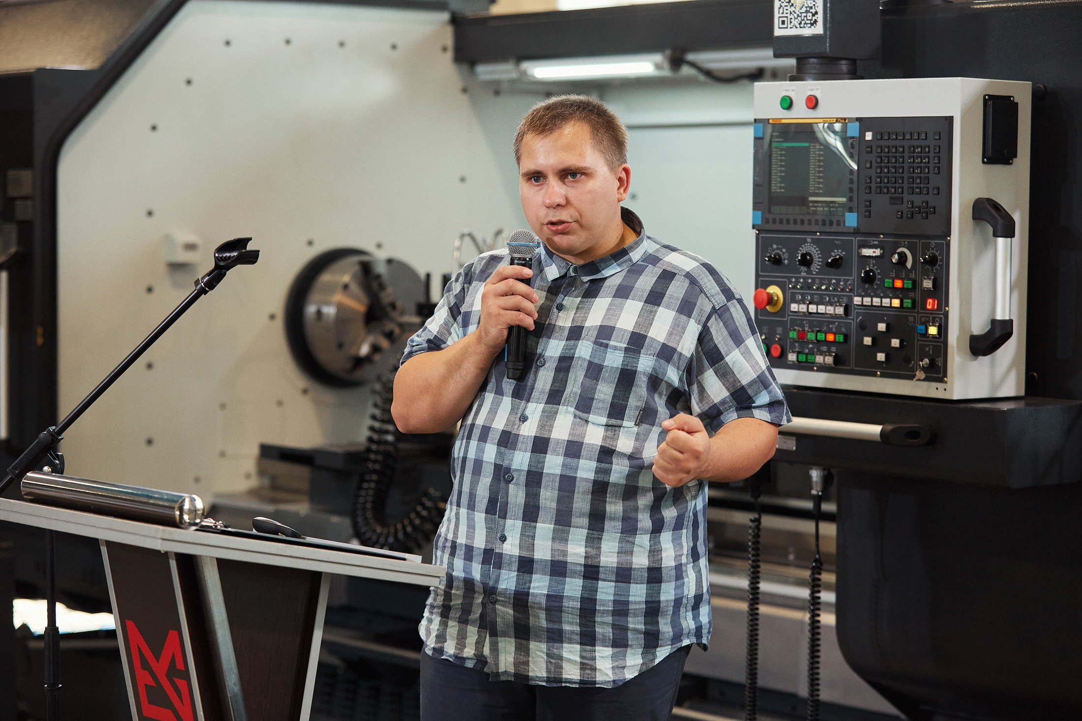 EMG / Международный форум / Презентация нового высокоточного станка. Антон Артюшин, портретный фотограф. Москва