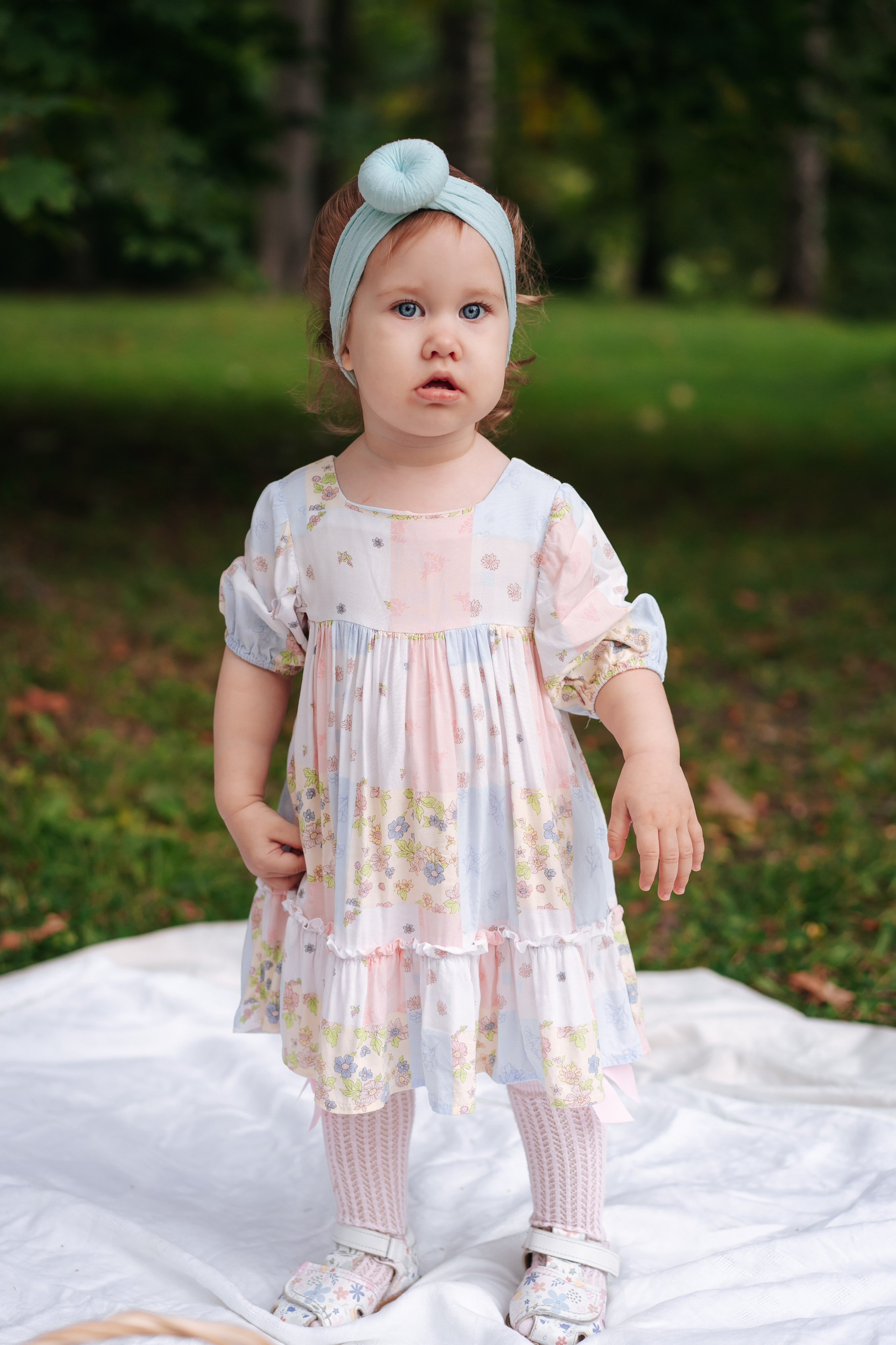 Евангелина с мамой в парке. Детская, семейная фотостудия в Санкт-Петербурге