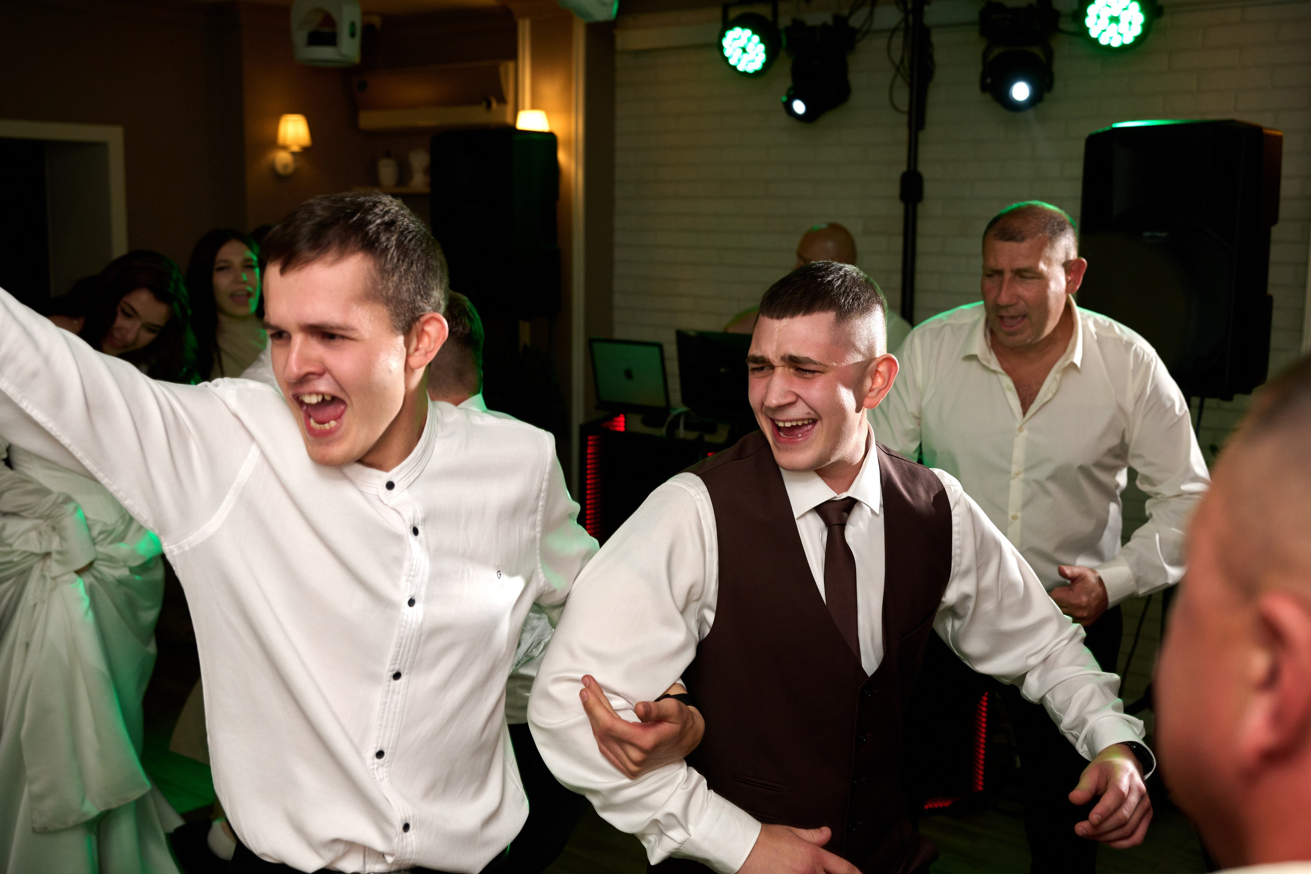 Свадьба Дениса и Валерии в Старом Осколе. Профессиональный фотограф Старый Оскол, Губкин — свадьба, венчание, крещение, юбилей и день рождения