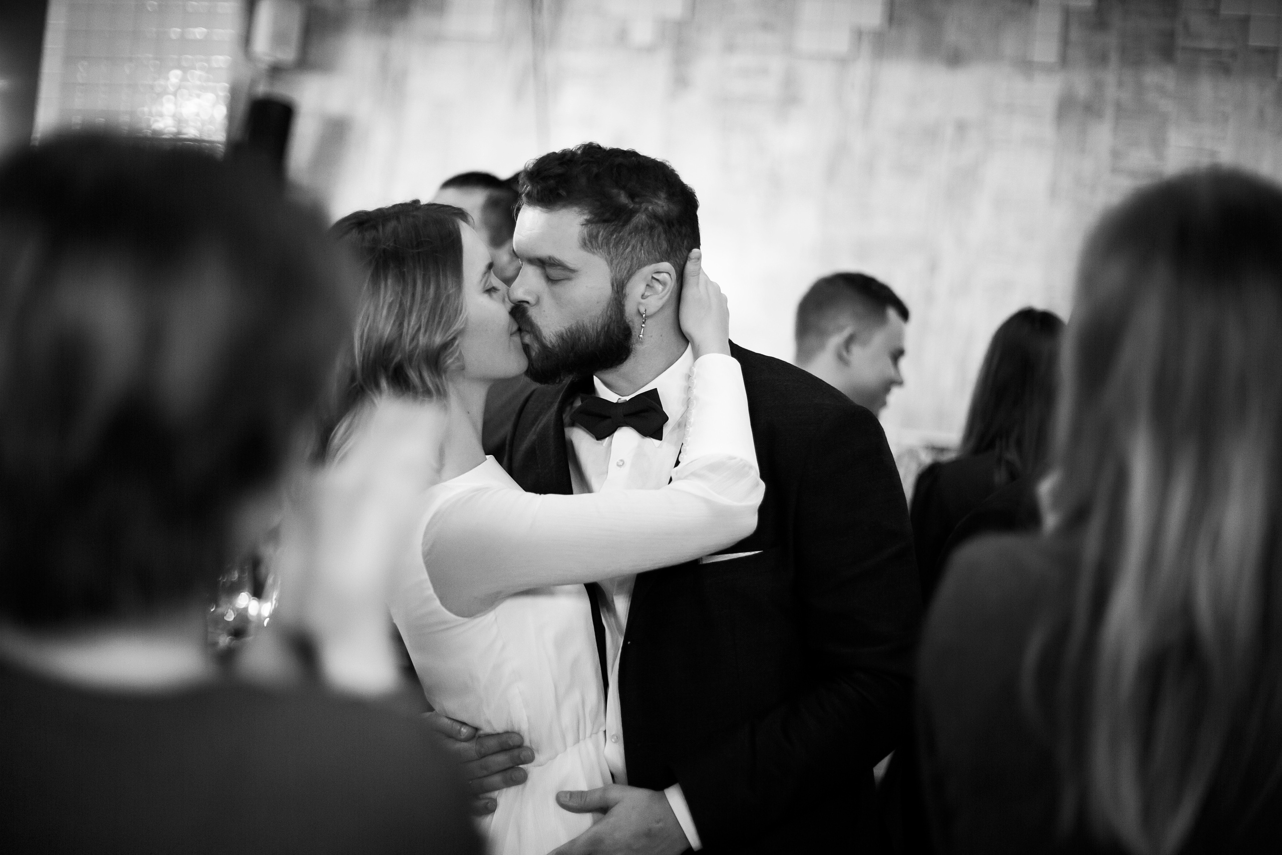 Первый свадебный танец молодожен во время банкета осенью